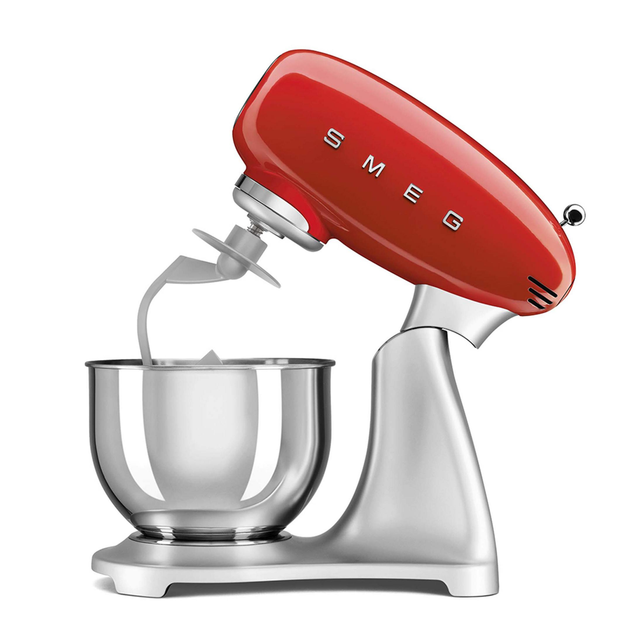Un robot da cucina Smeg rosso con ciotola argento e frusta piatta.