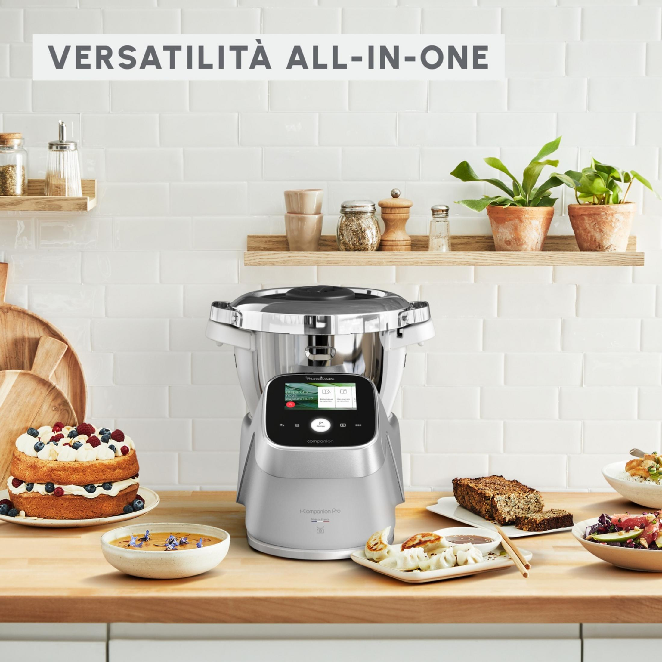 Robot da cucina con torta alla frutta, zuppa, pane, ravioli e insalata.