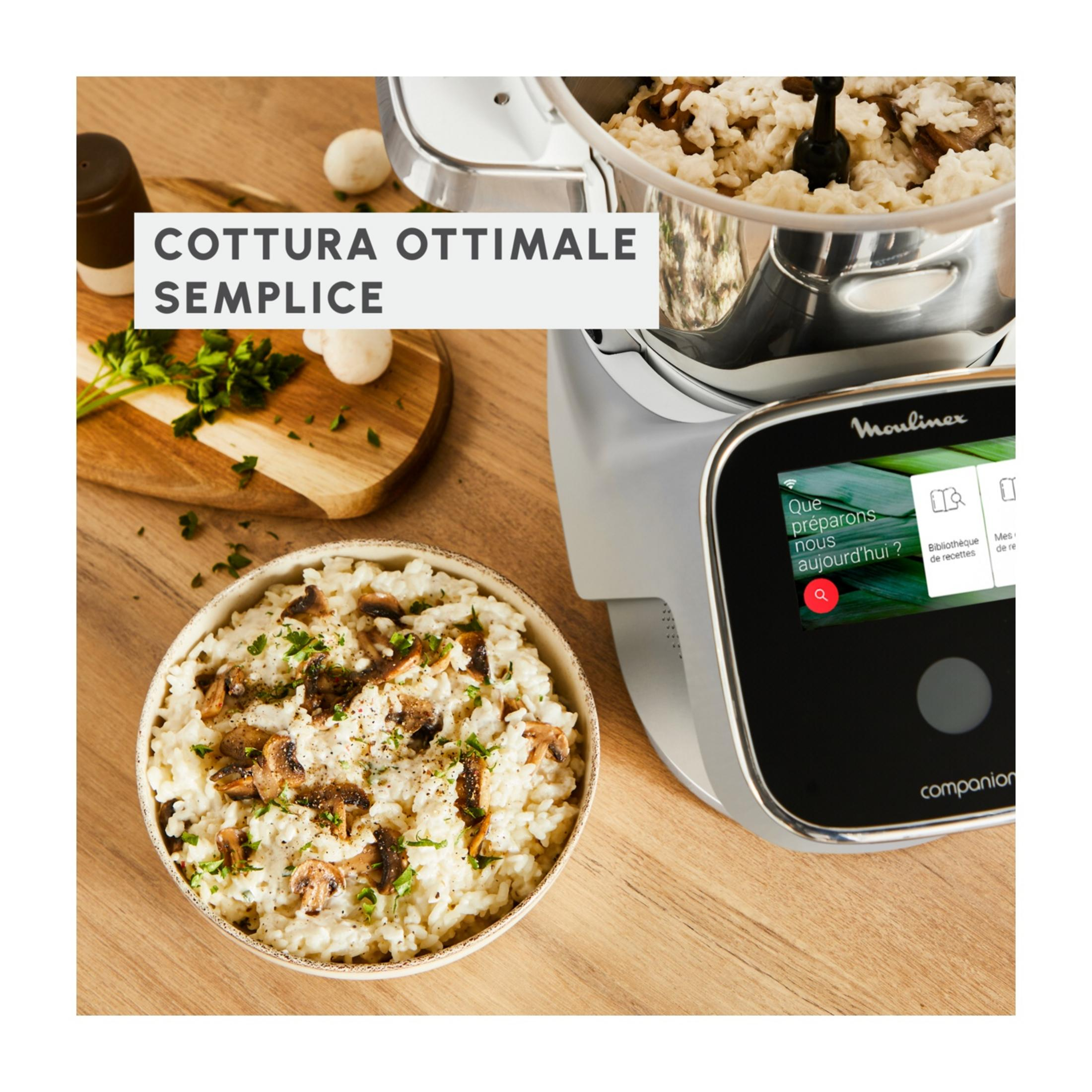 Un robot da cucina con una ciotola di risotto ai funghi e prezzemolo fresco.