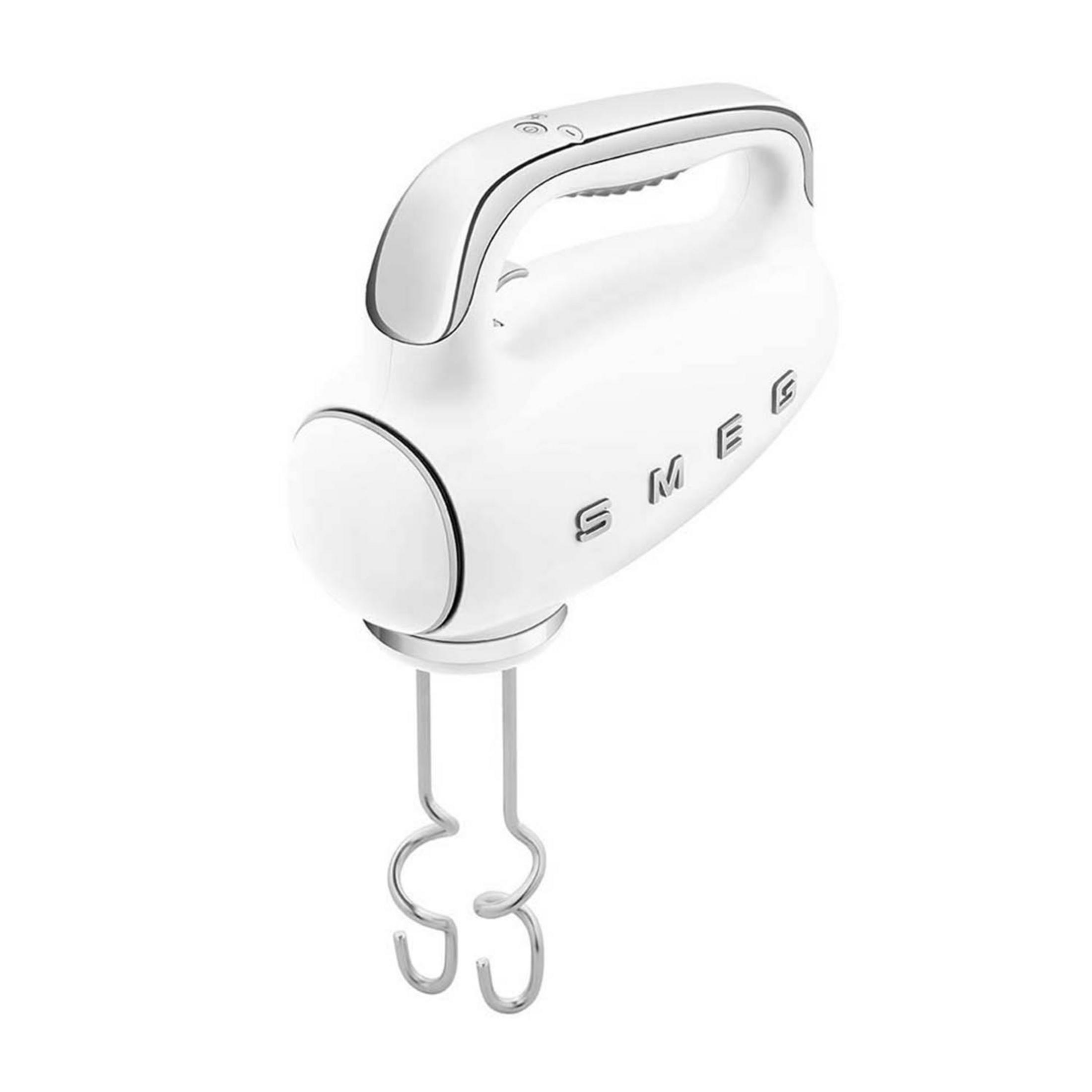 Ein weißer Smeg Handmixer mit silbernen Akzenten und zwei Quirleinsätzen.