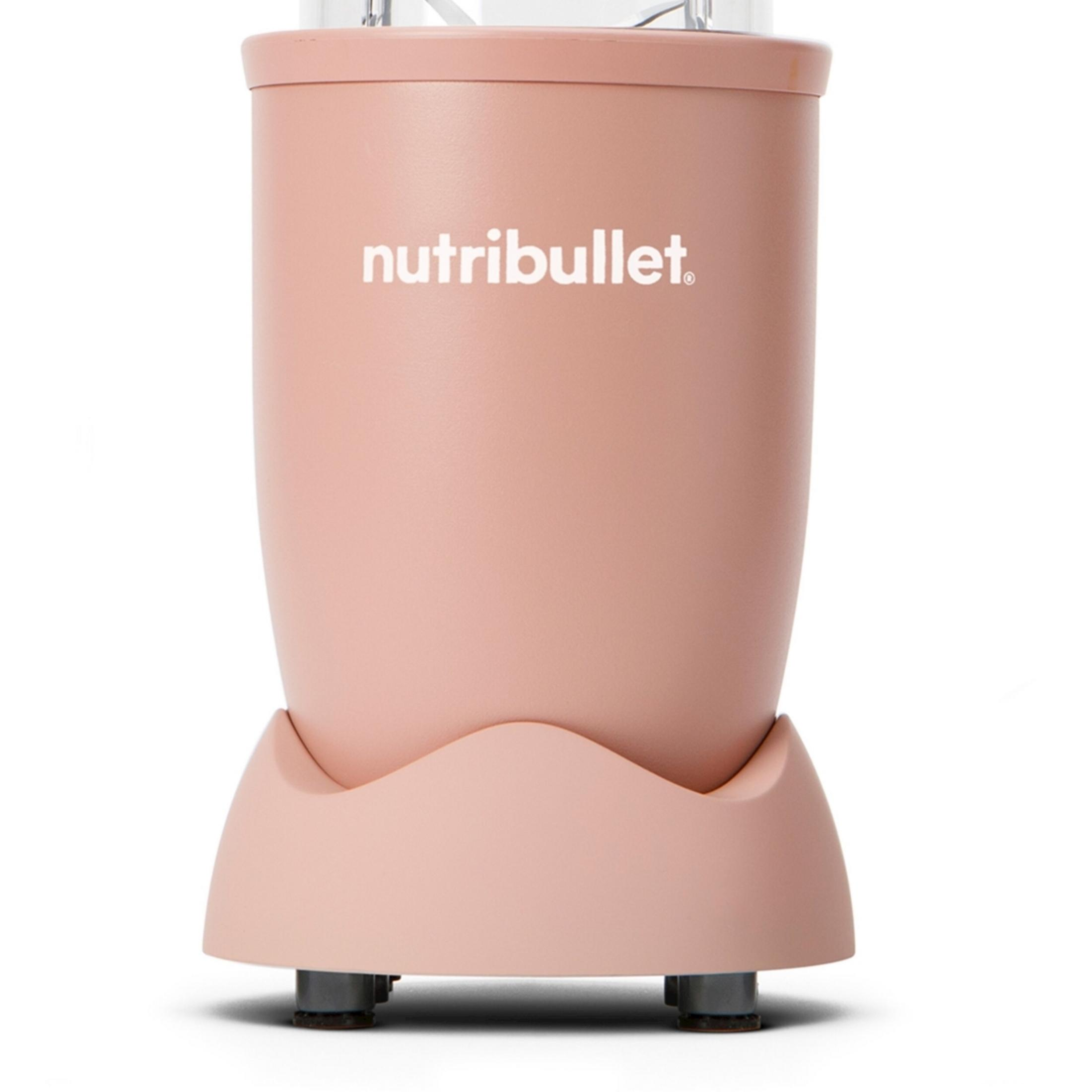 Una batidora Nutribullet rosa con logo blanco está sobre fondo blanco.