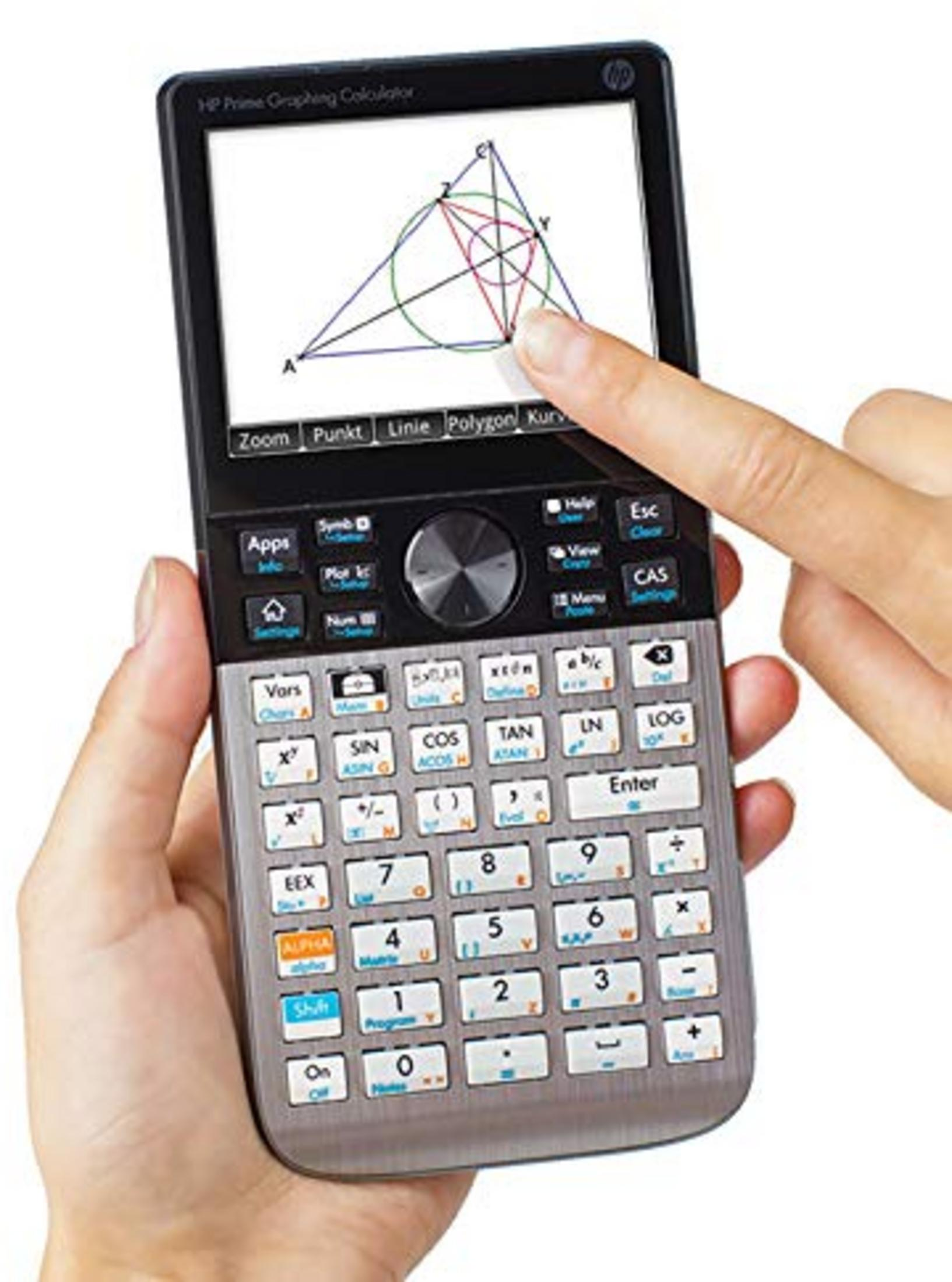 Une main tient une calculatrice graphique HP Prime affichant un diagramme géométrique. Un doigt touche l'écran.