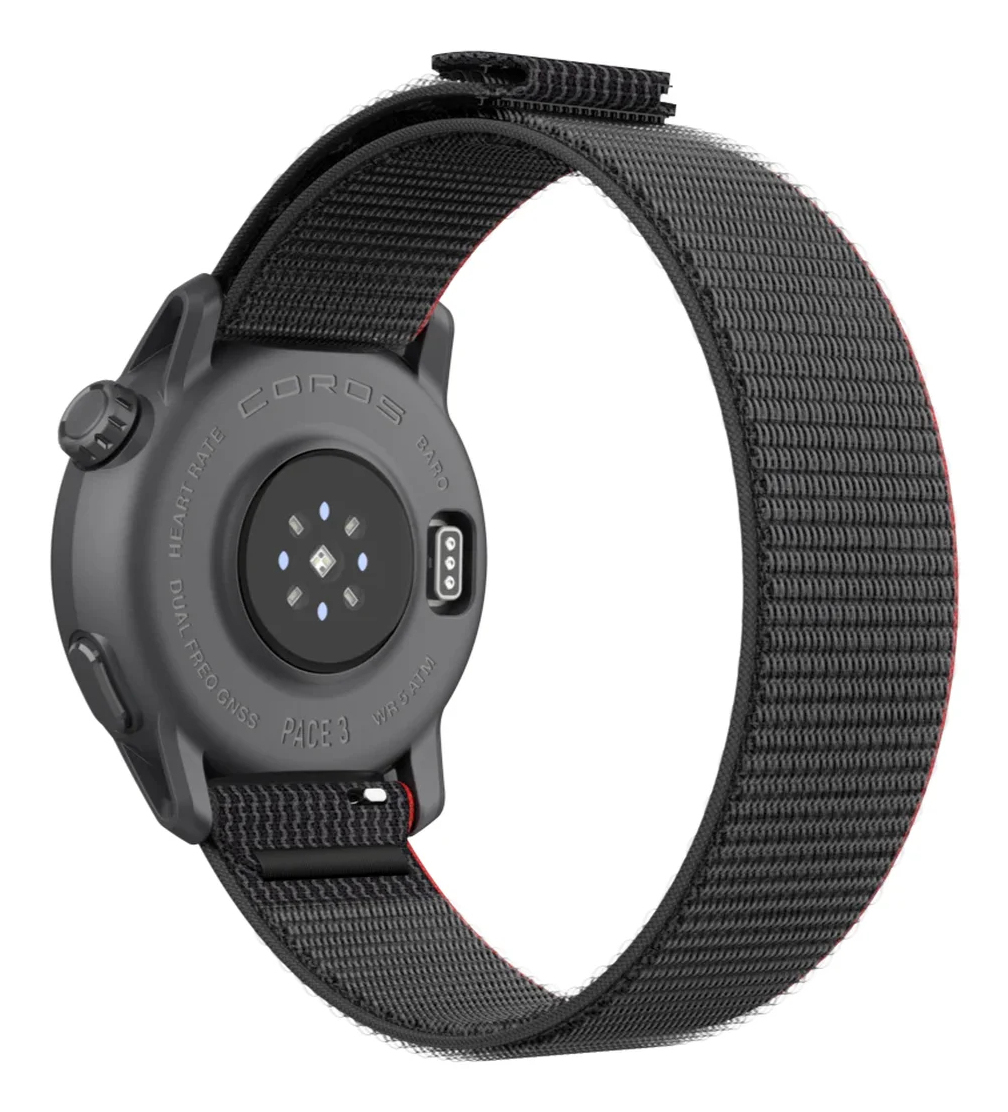 Retro di un orologio Coros Pace 3 nero con sensore di battito cardiaco e cinturino in tessuto.