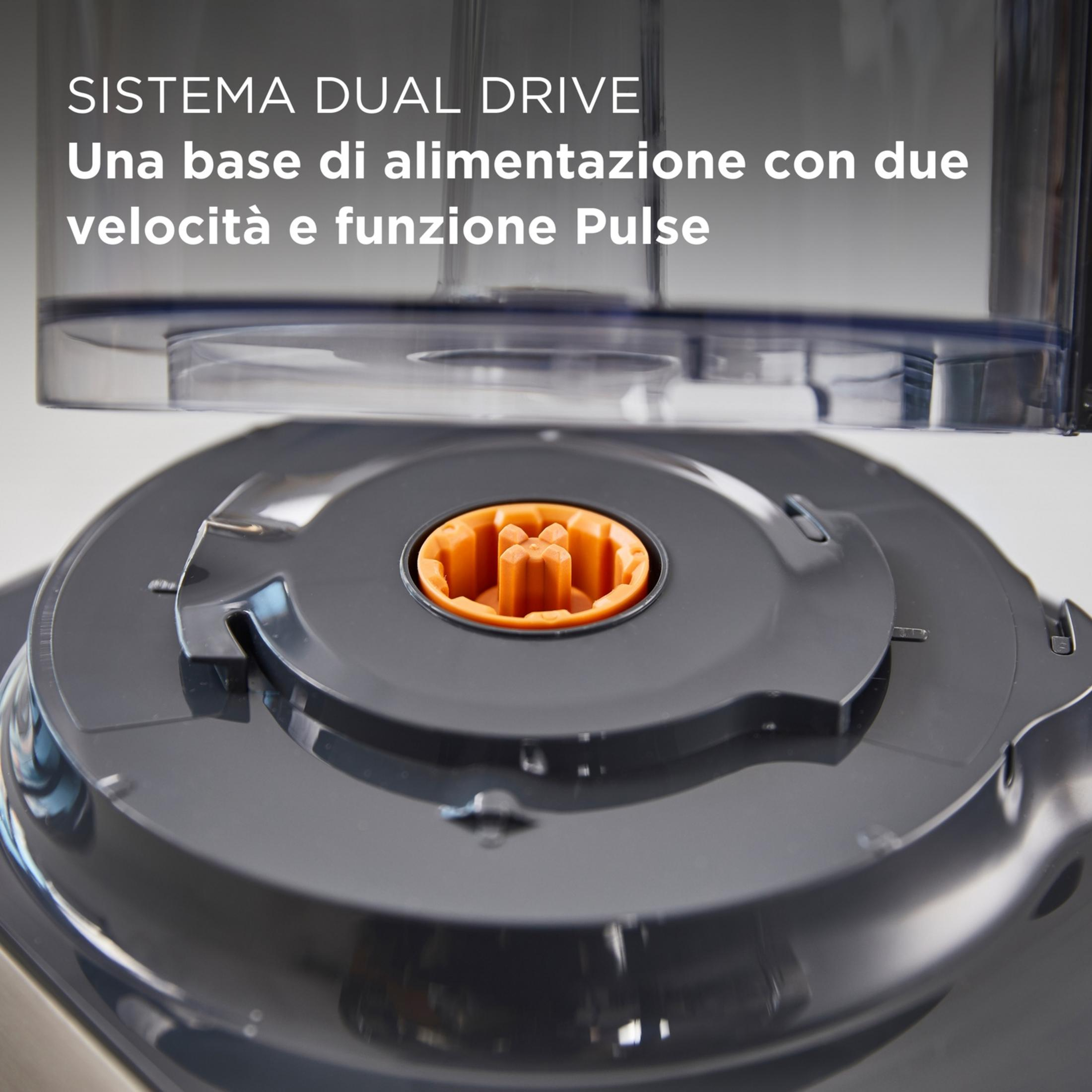 Primer plano de un motor naranja en forma de estrella, parte de un procesador de alimentos.