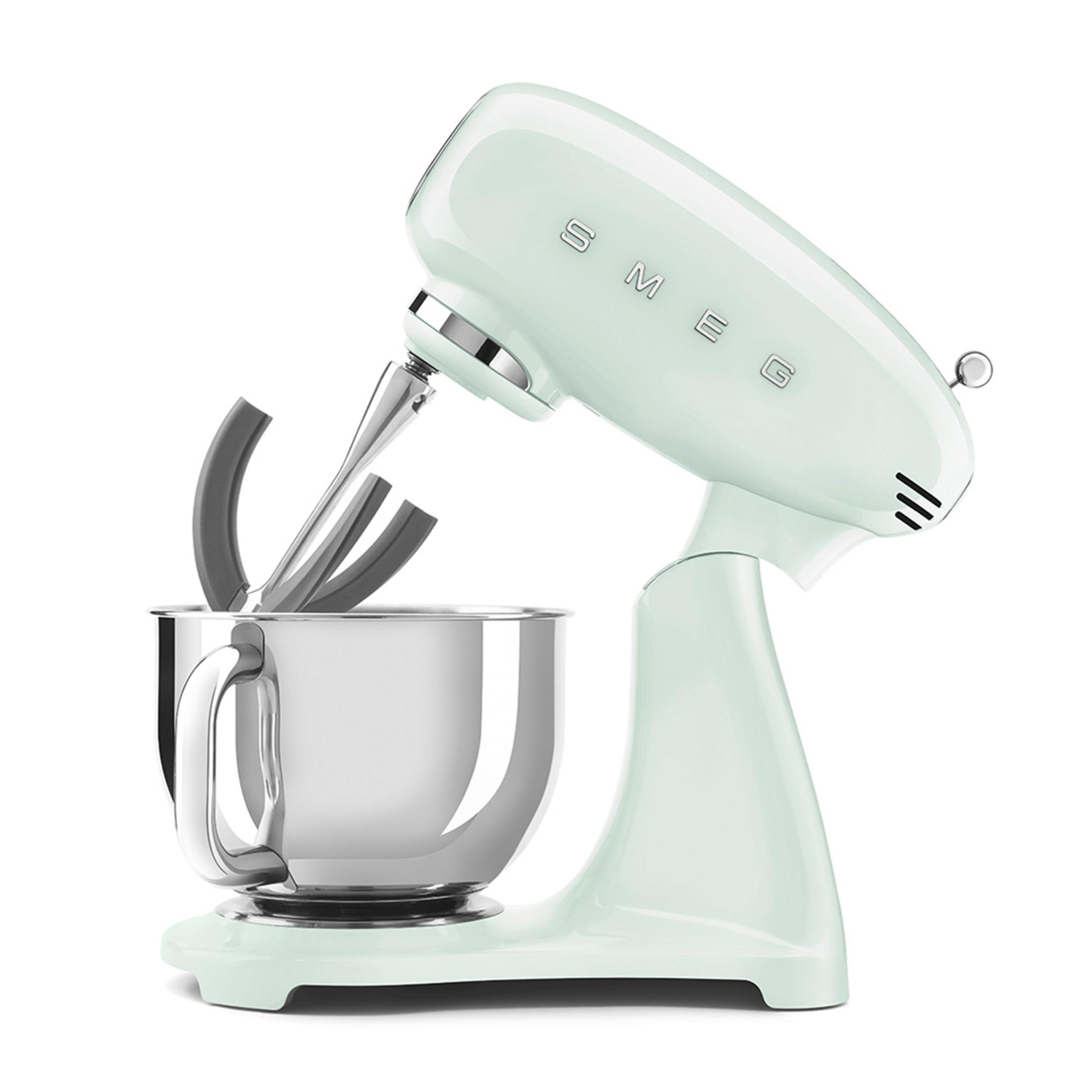 Gümüş kase ve çırpıcı aparatlı açık yeşil Smeg stand mikseri.