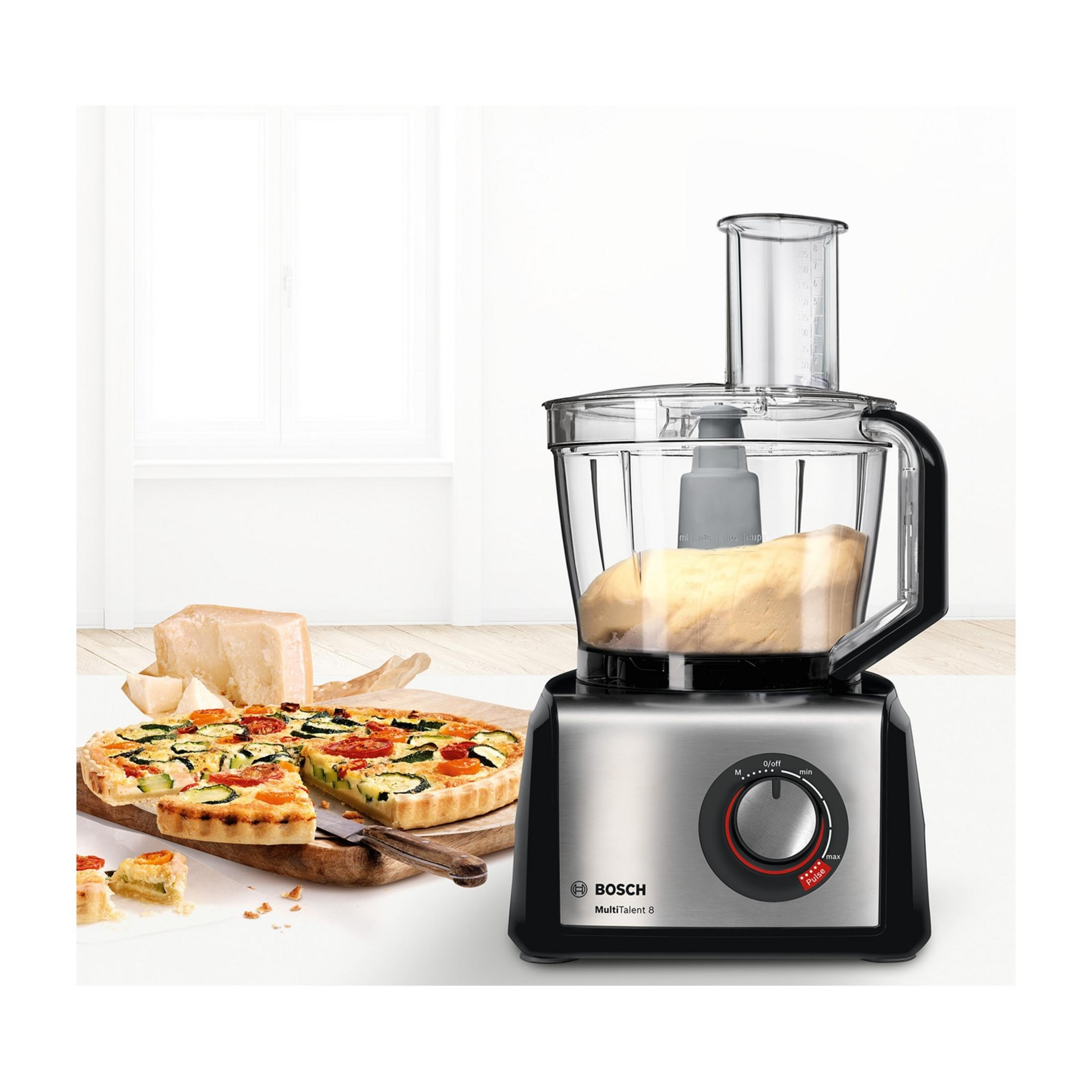 Bosch keukenmachine met deeg erin en quiche ernaast.