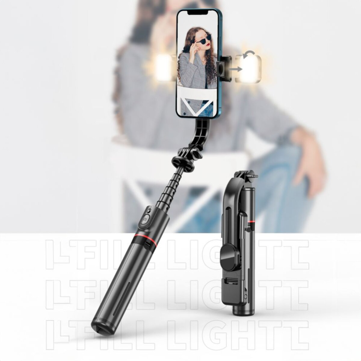 Ein ausgefahrener Selfie-Stick mit Handy und Lichtern, daneben ein zusammengeklappter Stick.