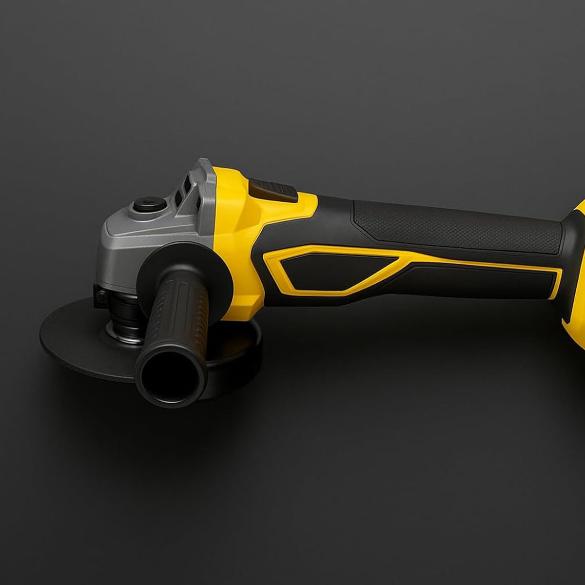 Una amoladora angular amarilla y gris con mango y disco negros sobre fondo negro.