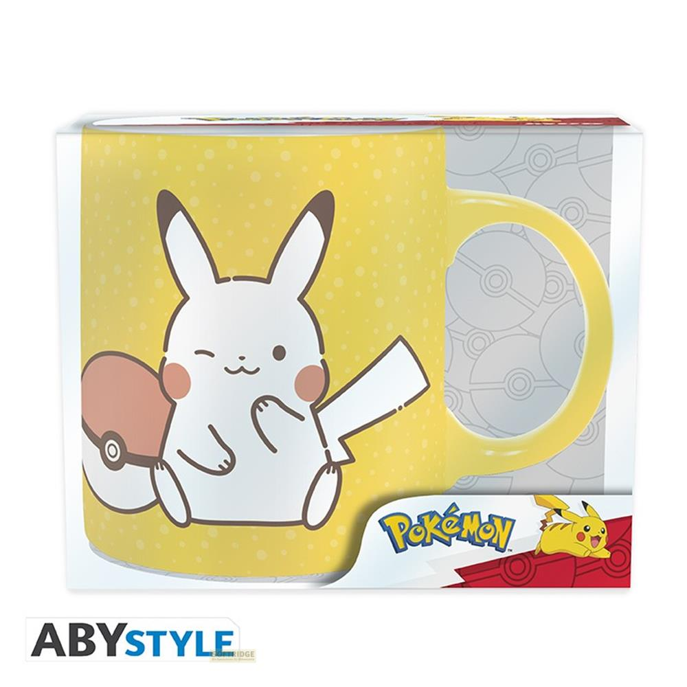 Gelbe Tasse mit Pikachu und Pokeball-Motiv, im Karton.