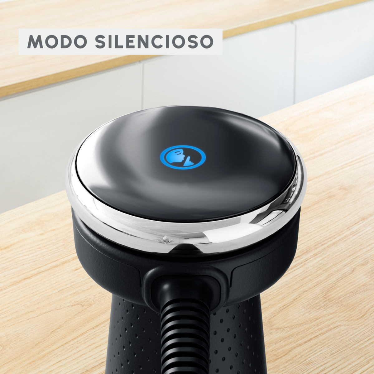 Czarne urządzenie z niebieską ikoną osoby zakrywającej wargę.