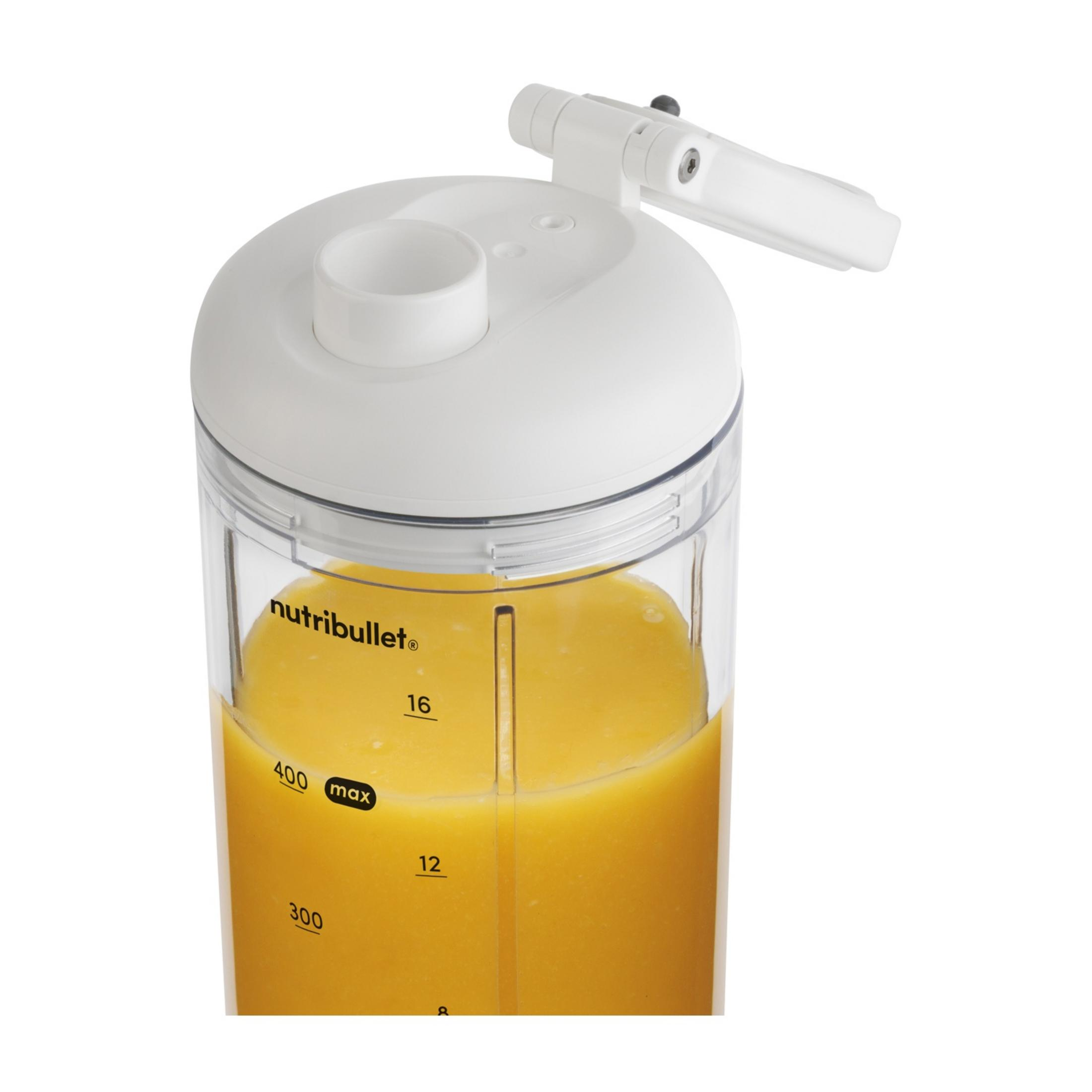 Ein durchsichtiger Becher mit gelbem Saft und Messmarkierungen.