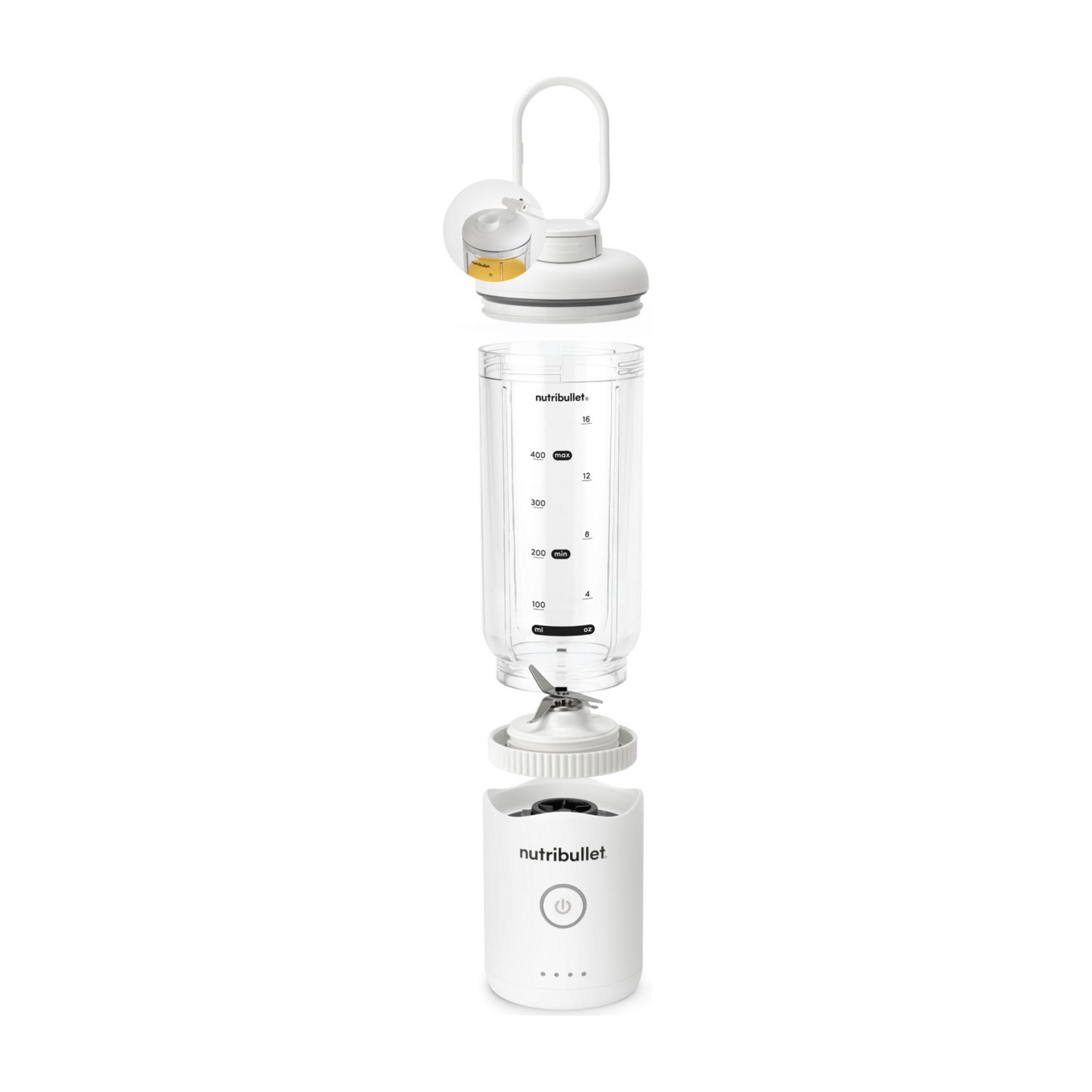Ein zerlegter weißer Nutribullet-Mixer mit einem Becher, Klingen und Basis.