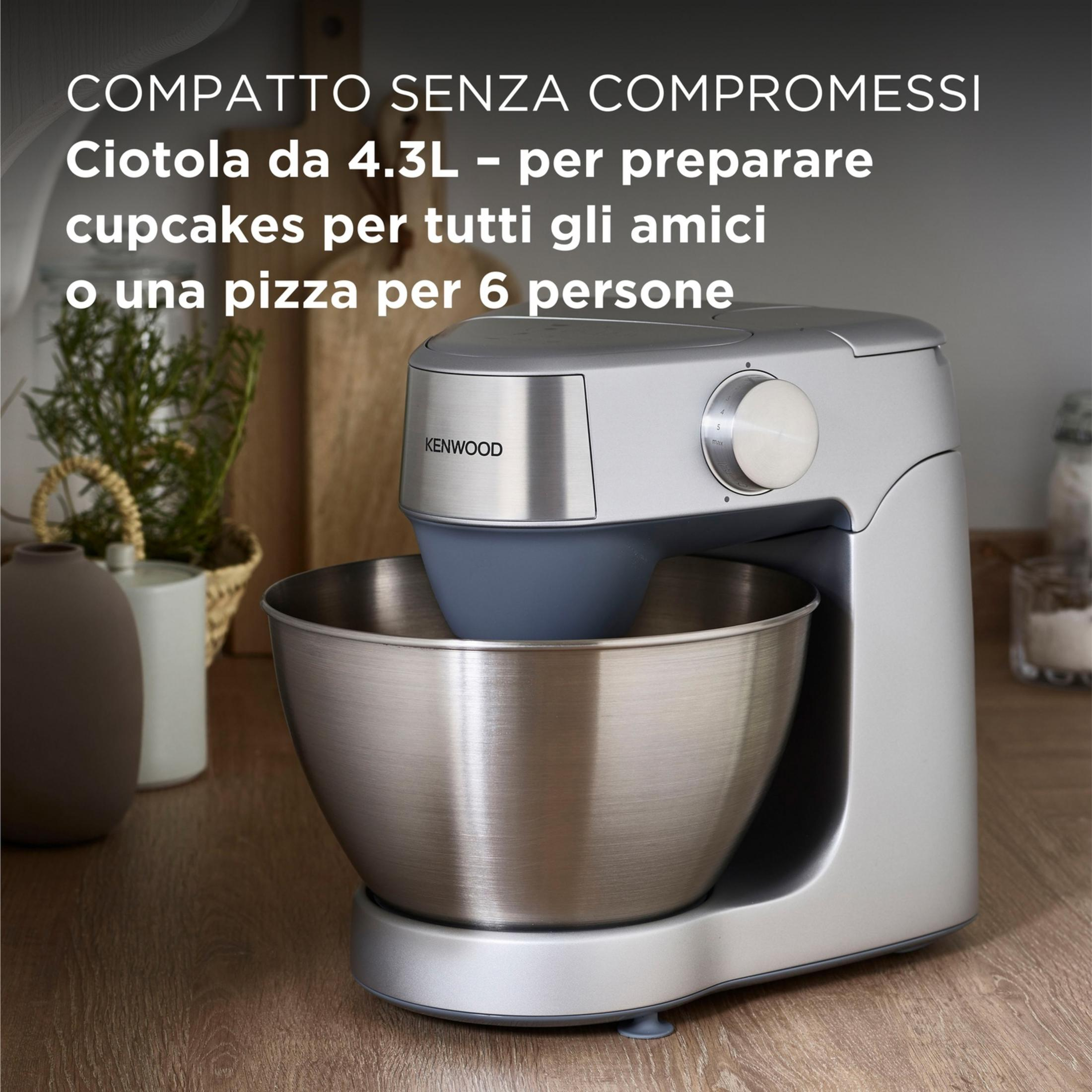 Ein silberner Kenwood Küchenmixer mit Edelstahlschüssel steht auf einer Holzoberfläche.