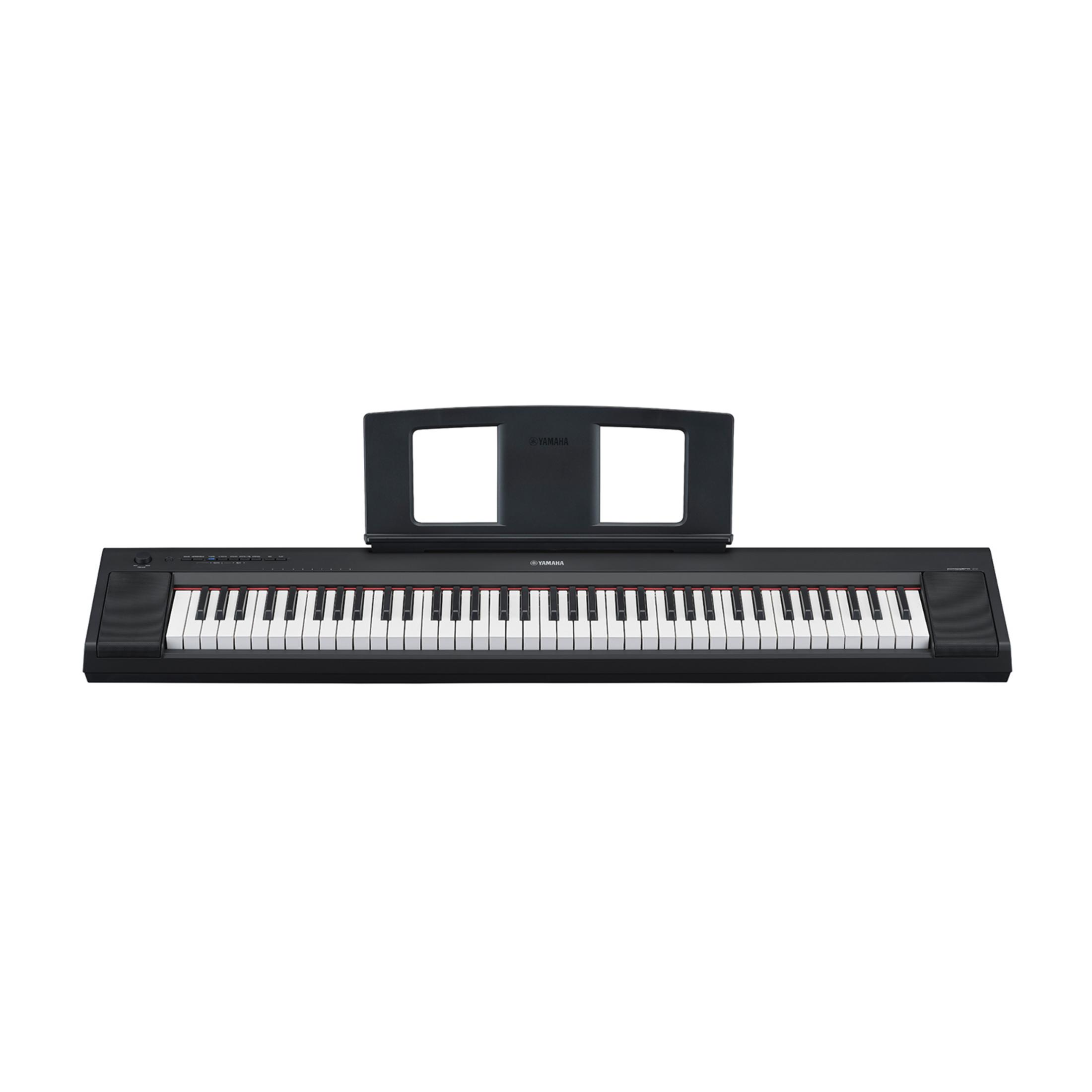 Czarny pianino cyfrowe Yamaha ze stojakiem na nuty i białymi oraz czarnymi klawiszami.