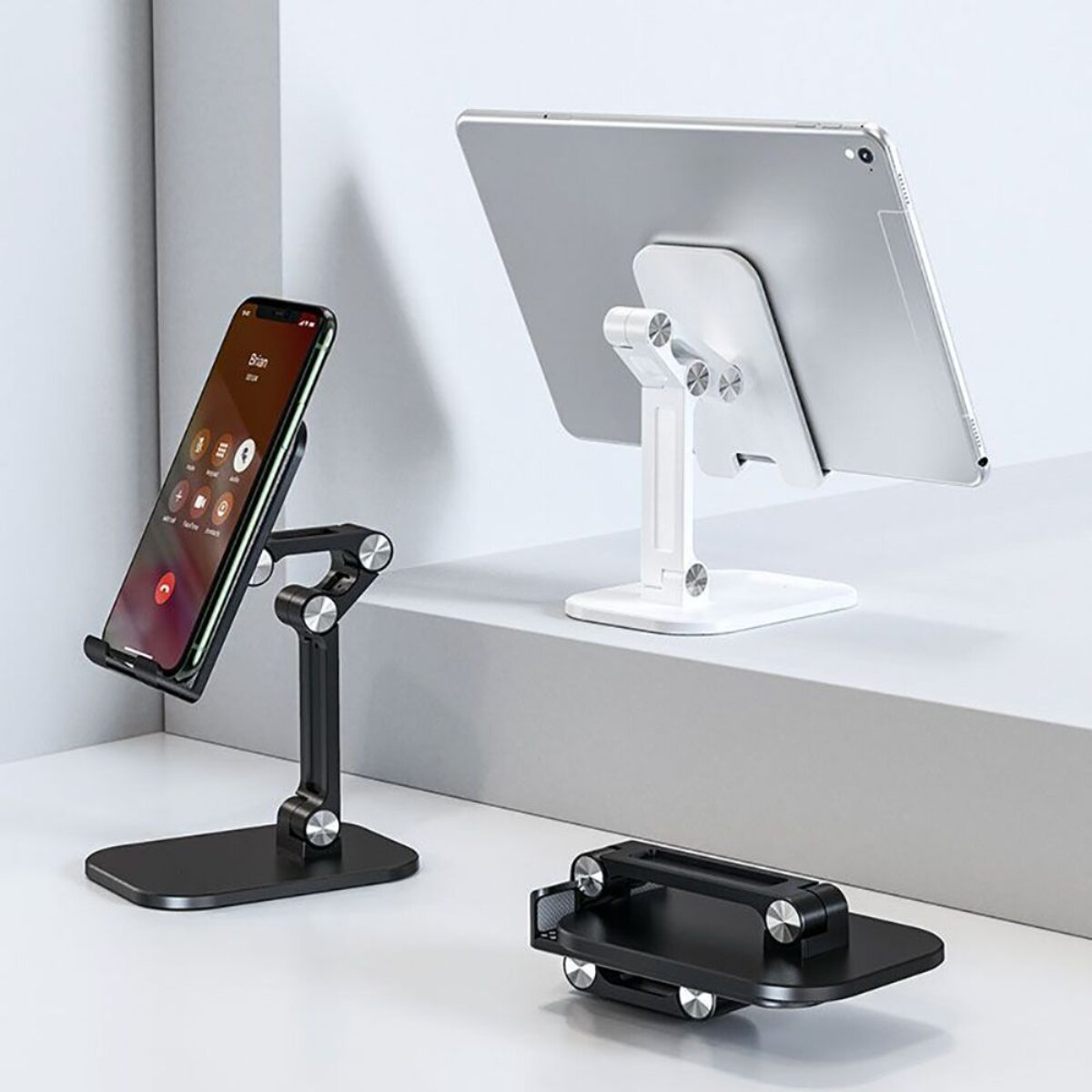 Ein schwarzer und ein weißer Tablet-Ständer mit Geräten, ein zusammengeklappter Ständer.