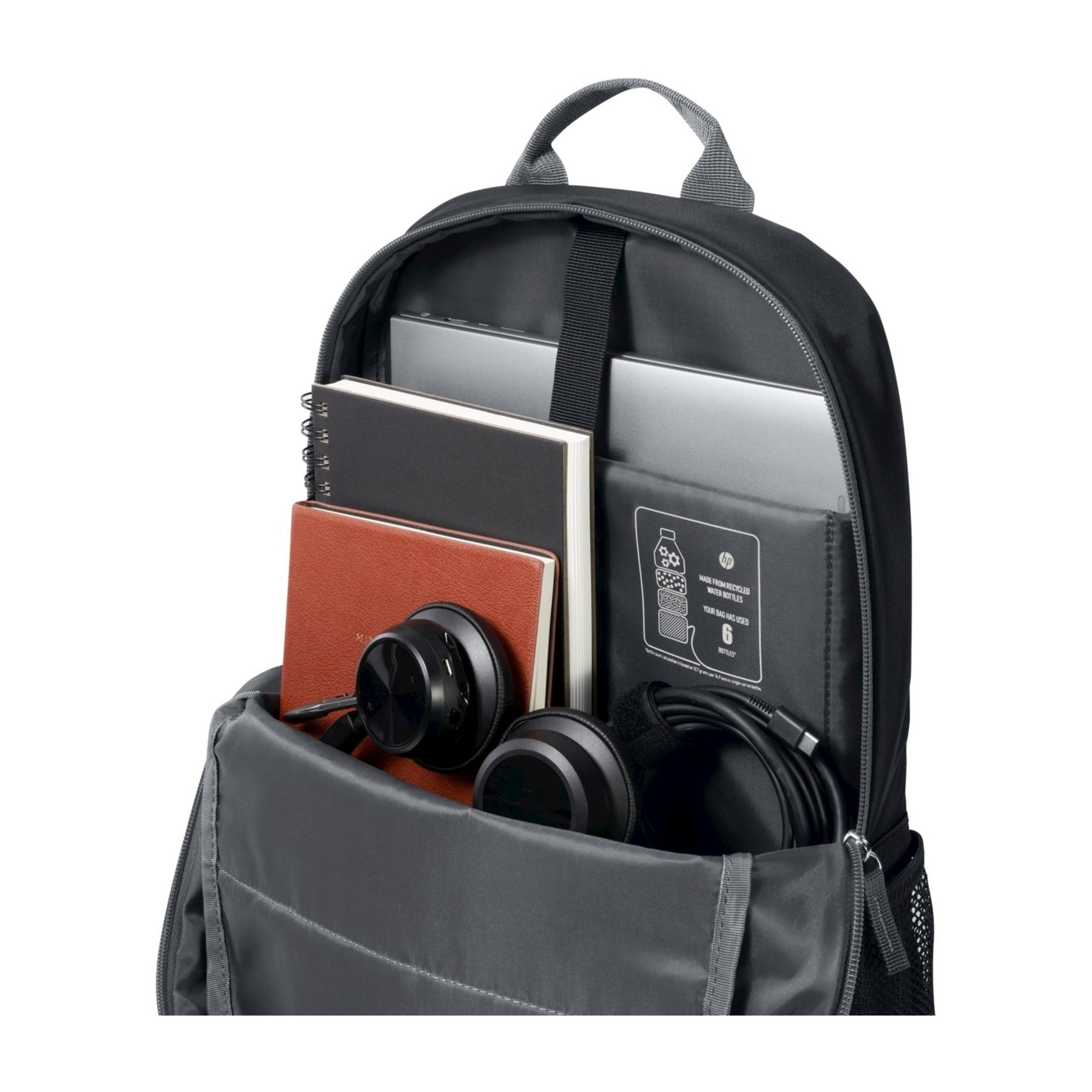 Czarny plecak z laptopami, książkami i słuchawkami w środku.