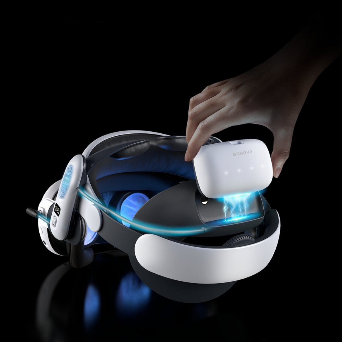 Una mano tiene un pacco batteria bianco su un visore VR, scintille blu brillano.
