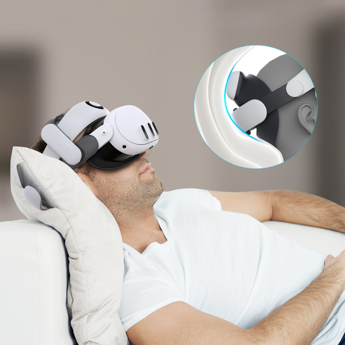 Uomo sdraiato su un divano con visore VR, dettaglio nel cerchio.