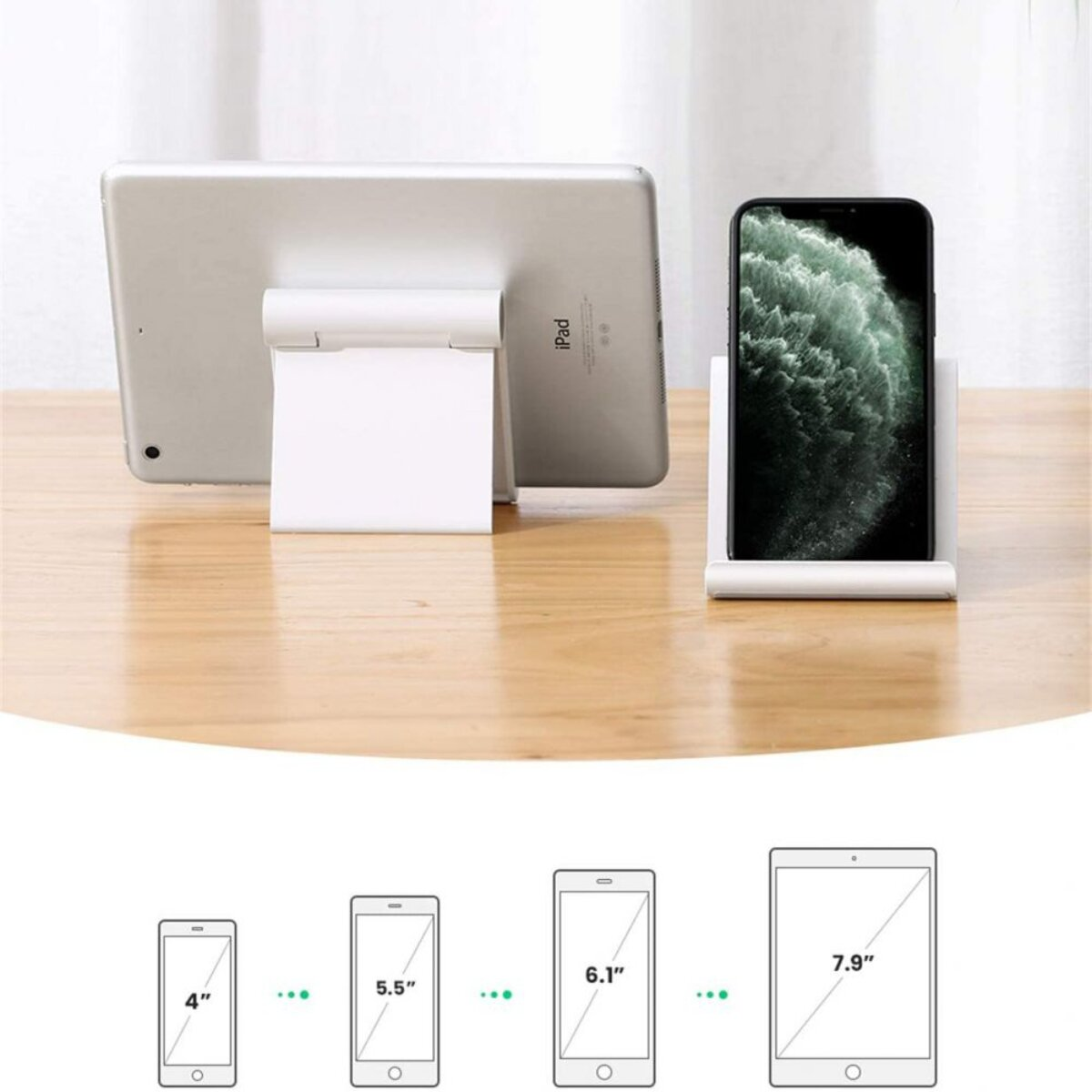 Ein iPad und ein Smartphone stehen auf weißen Ständern auf einem Holztisch.