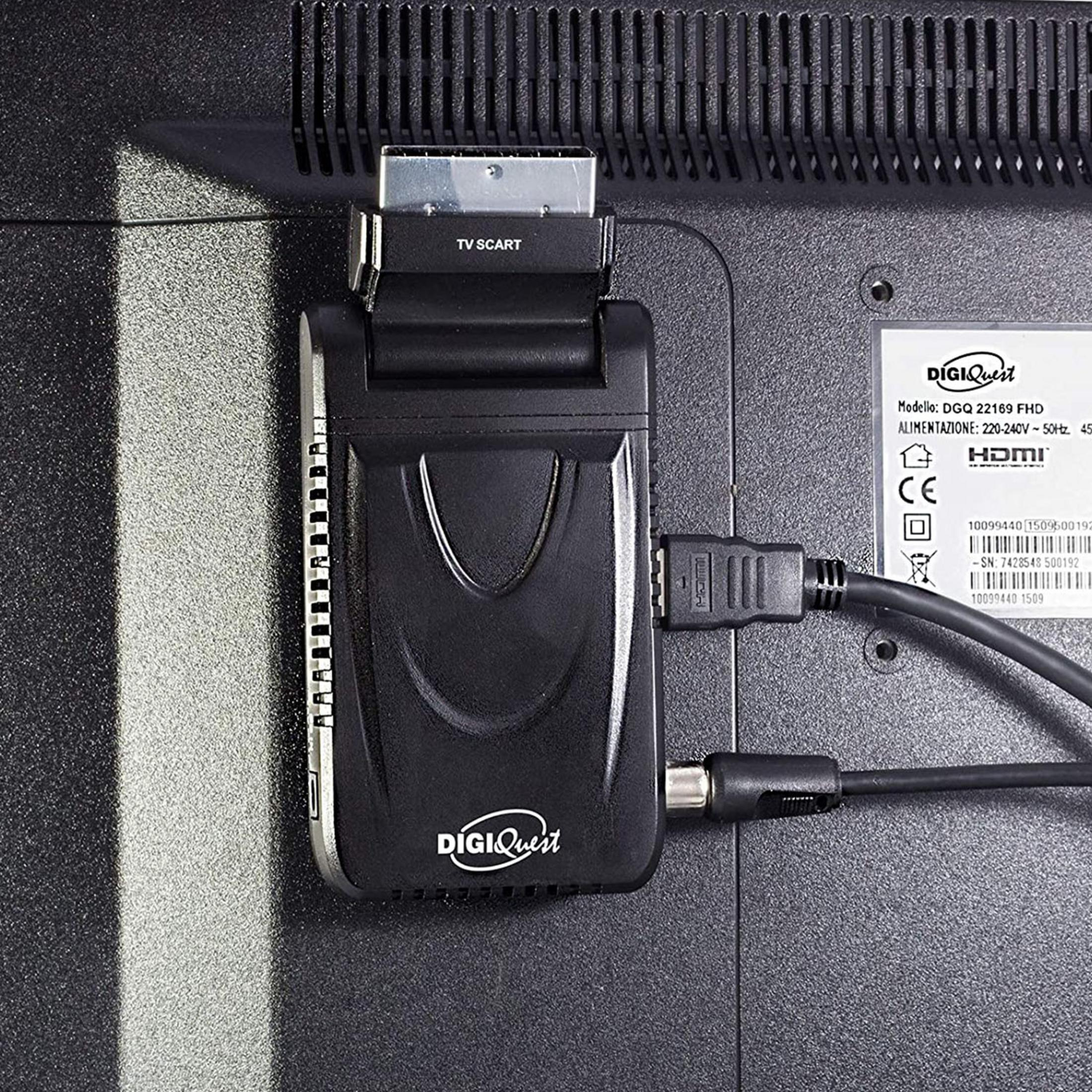 Ein DigiQuest SCART zu HDMI Konverter ist an der Rückseite eines Fernsehgeräts angeschlossen.