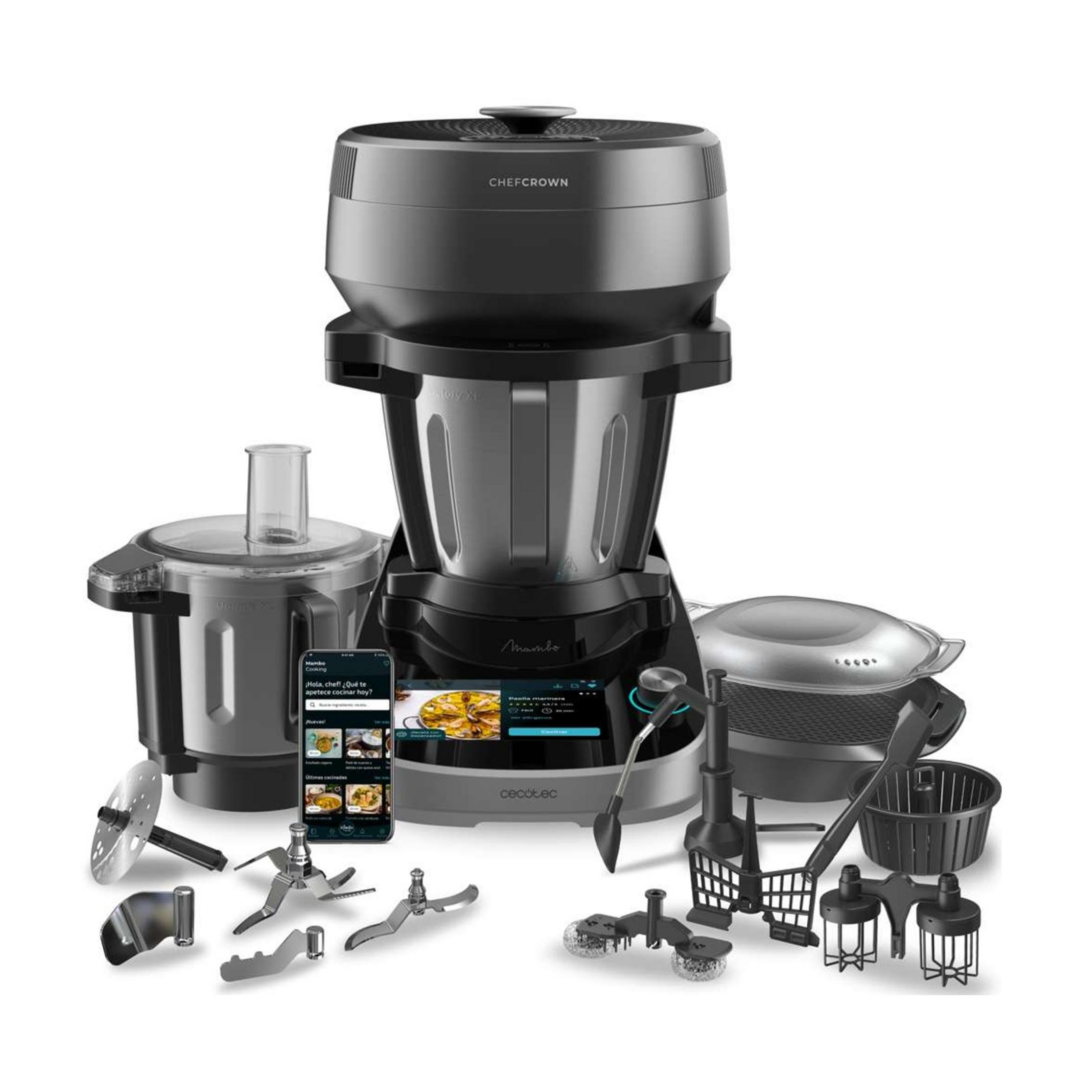 Un robot da cucina con accessori, smartphone e pentola su sfondo bianco.