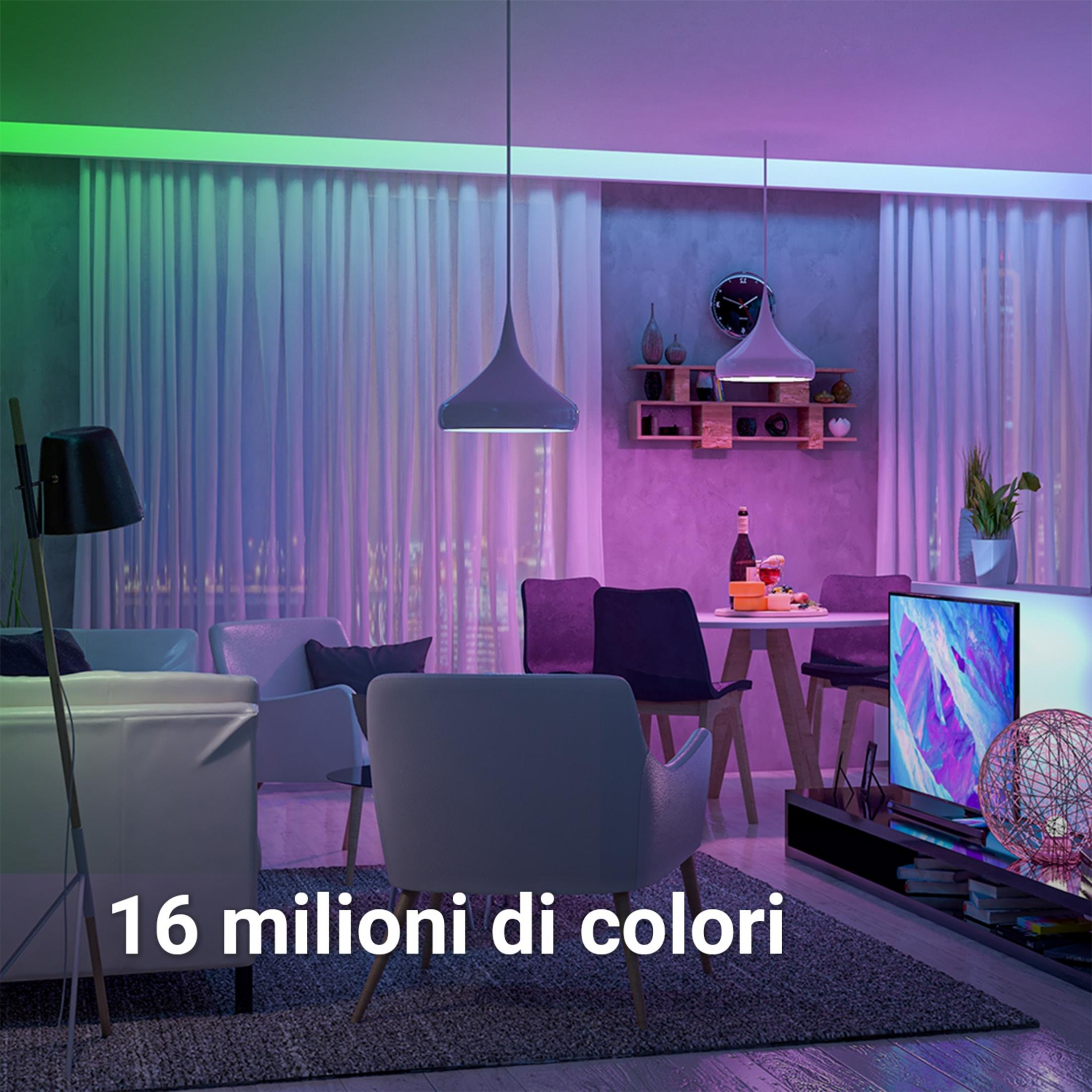 Nowoczesny salon z kolorowym oświetleniem, sofą, stołem i telewizorem.