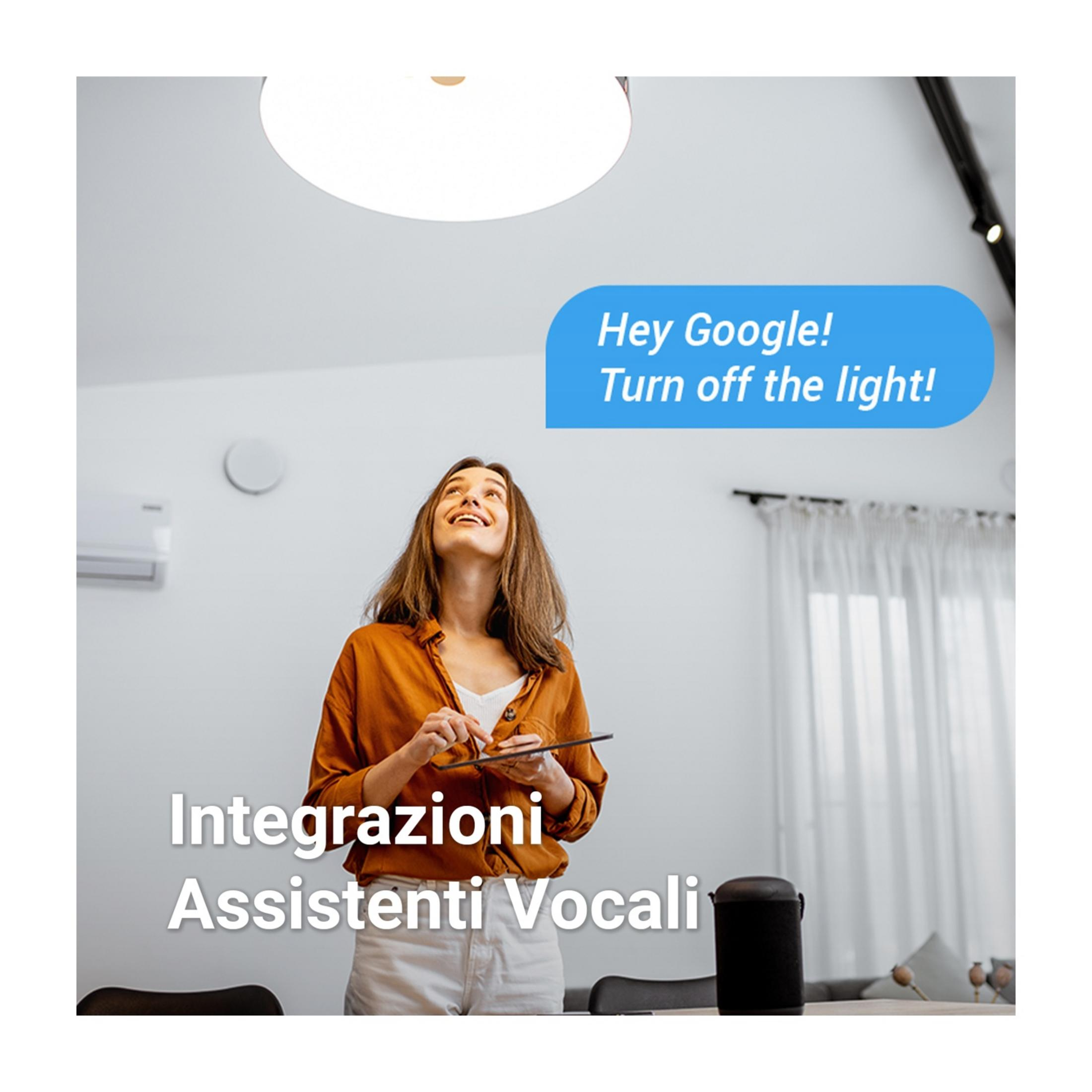 Kobieta z tabletem pod lampą sufitową, sterowanie smart home.