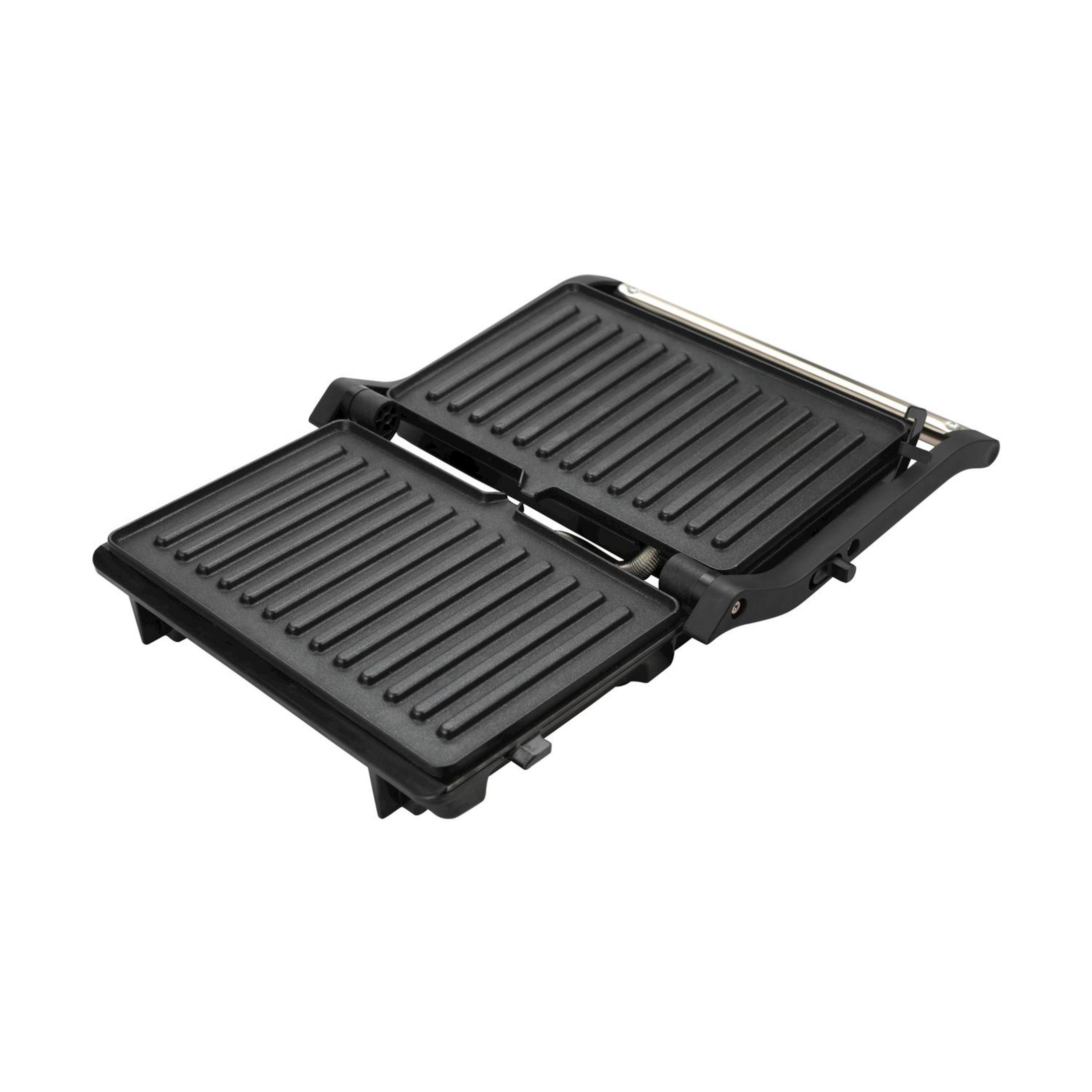 Ein schwarzer Kontaktgrill mit geriffelten Platten, leicht geöffnet.