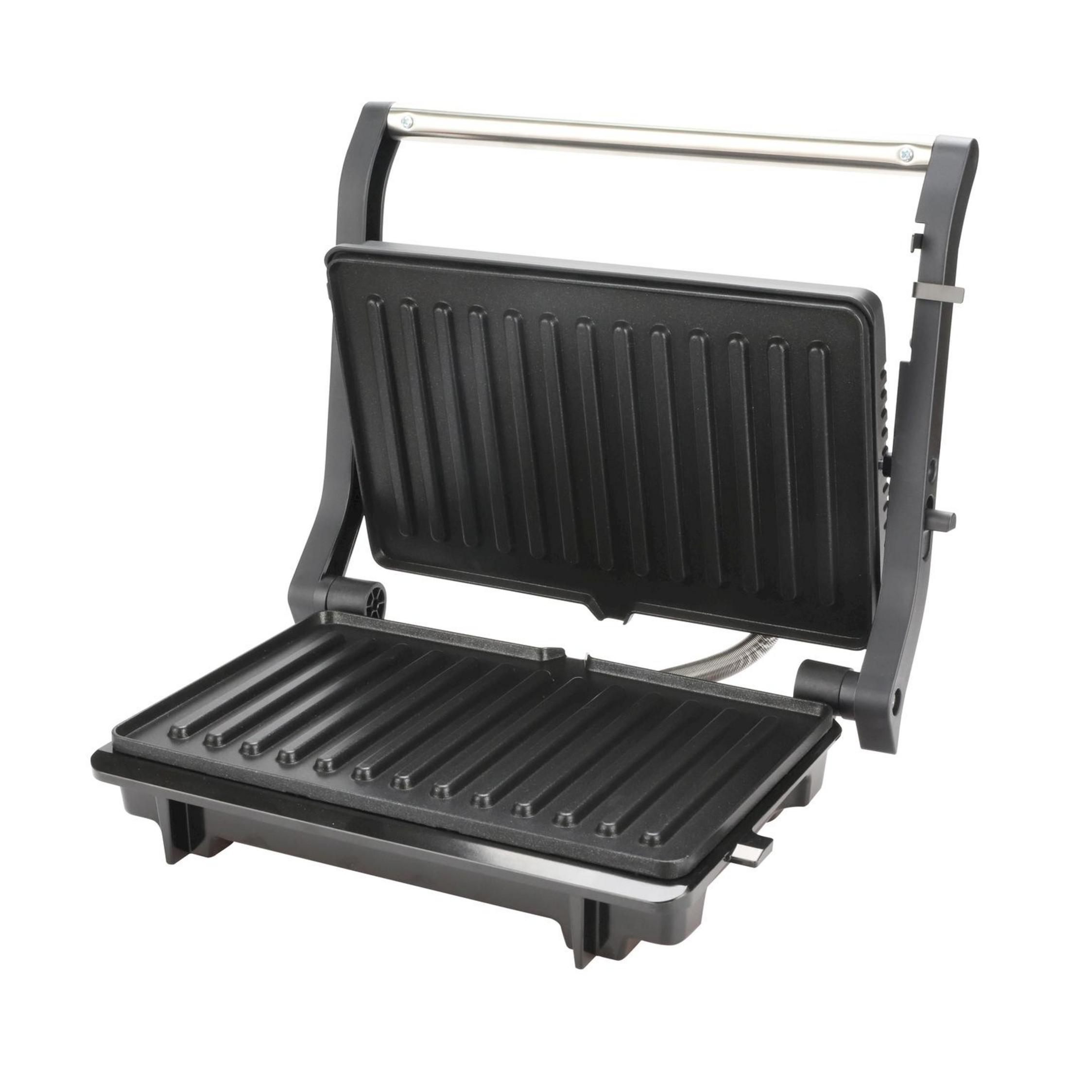 Ein offener schwarzer Kontaktgrill mit geriffelten Platten und Metallgriff.