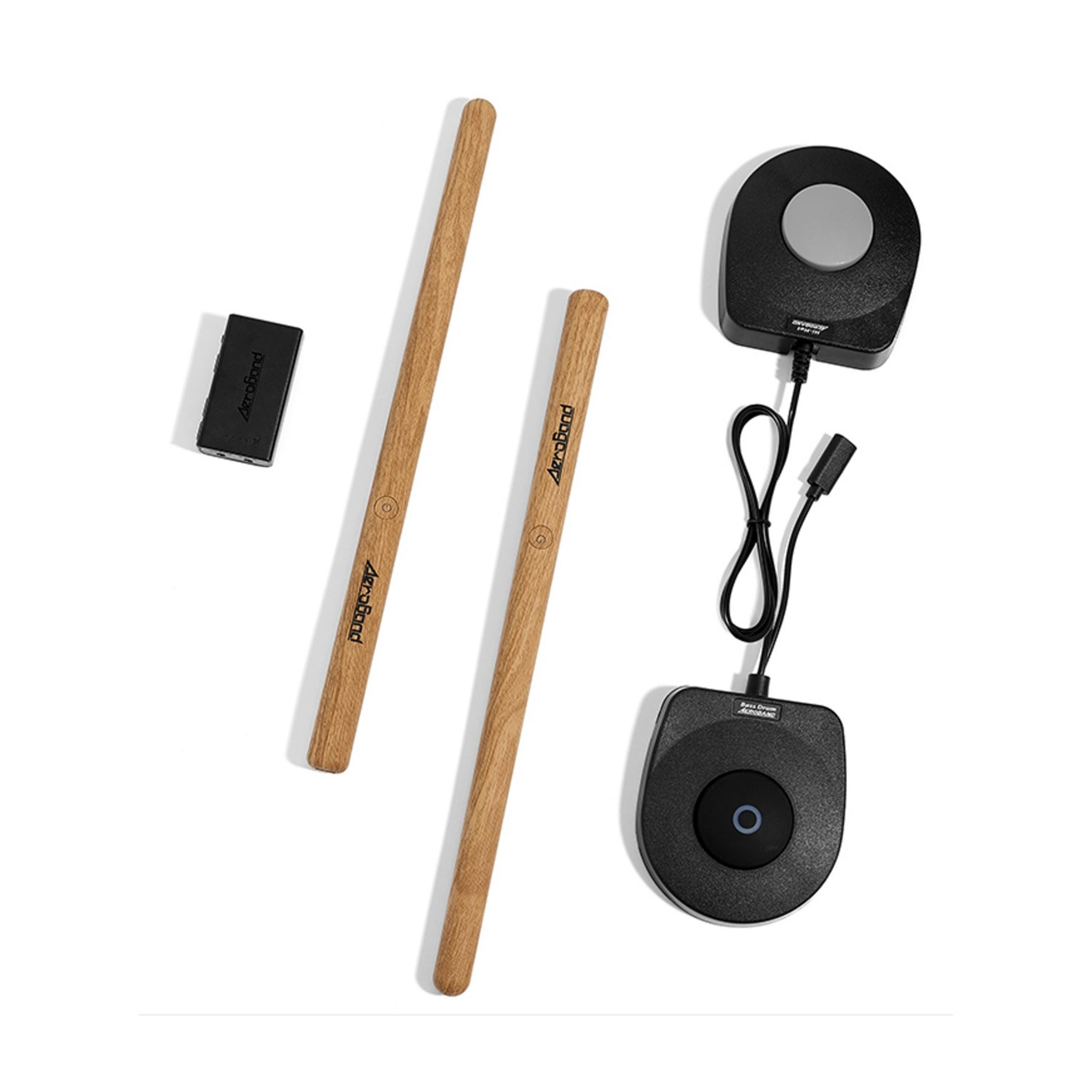 Due bacchette di legno, un adattatore nero e due pad neri con cavi.
