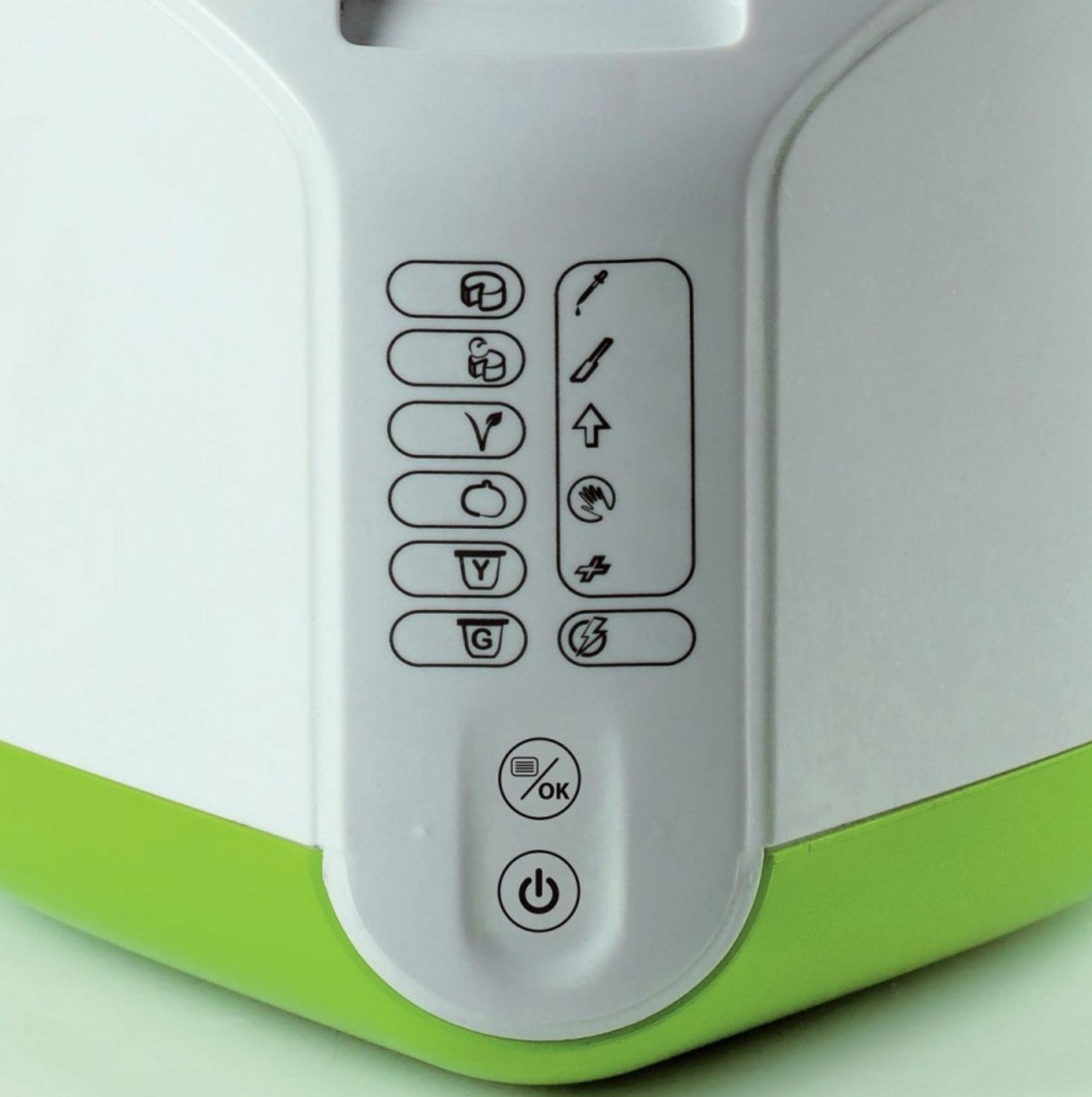 Zbliżenie na elementy sterujące urządzenia z ikonami i przyciskami.