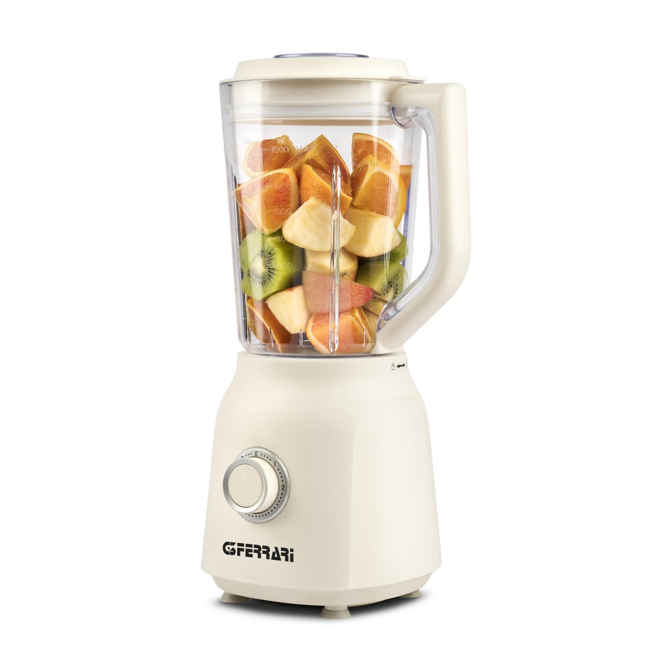 Un frullatore color crema con pezzi di frutta come arance, kiwi e mele all'interno.