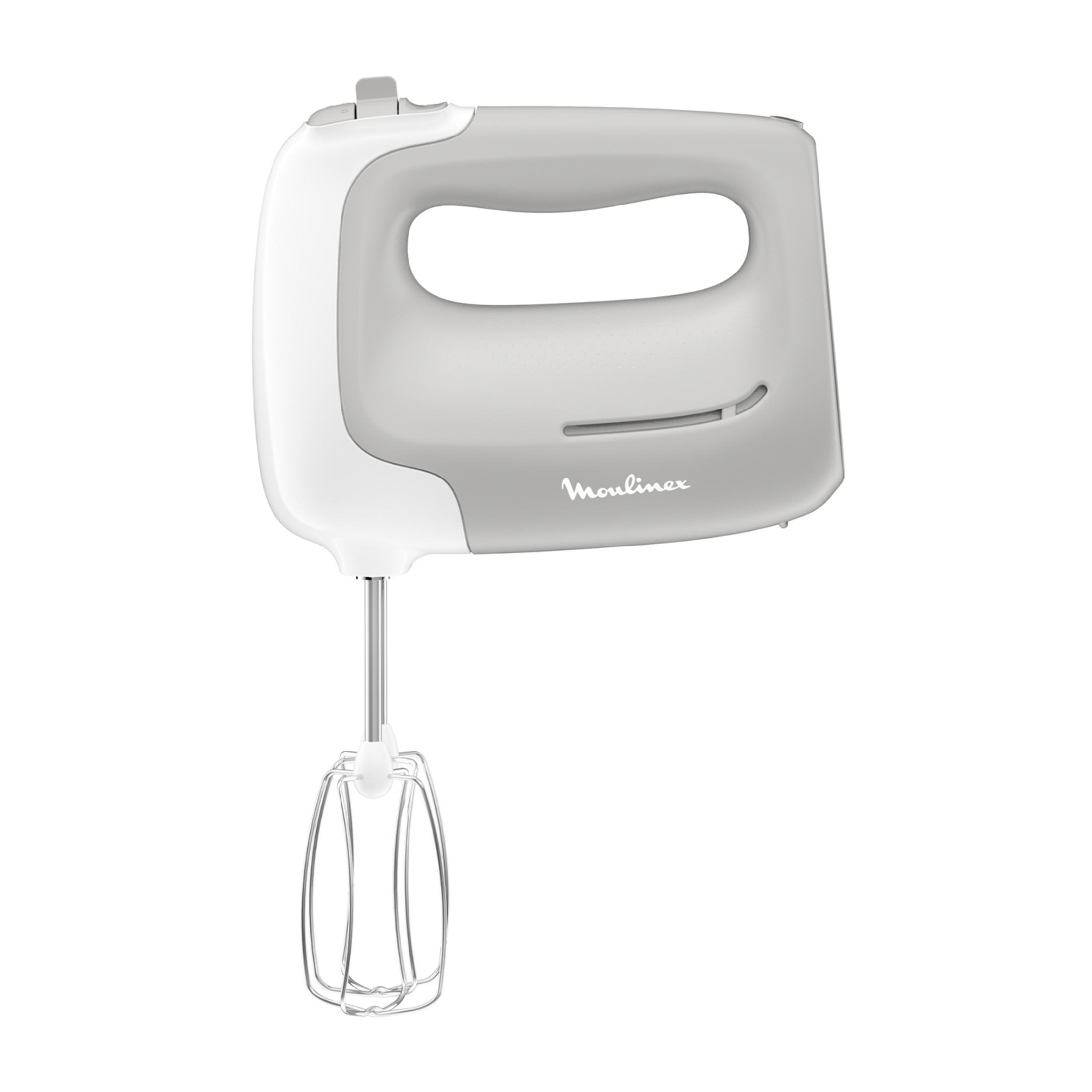 Ein weißer und grauer Handmixer mit Metall-Schneebesen auf weißem Hintergrund.