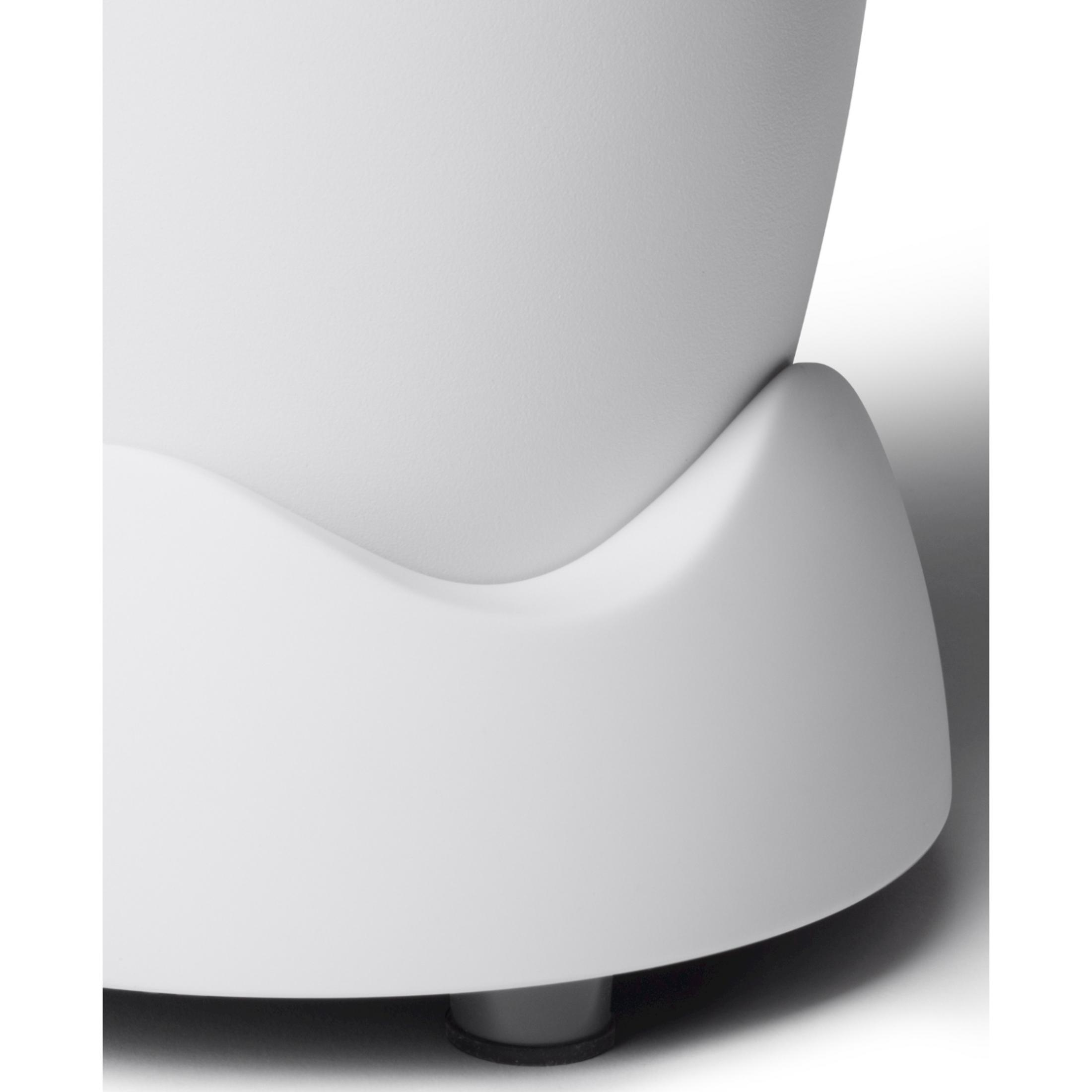 Zbliżenie białej podstawy obiektu z szarymi stopkami.