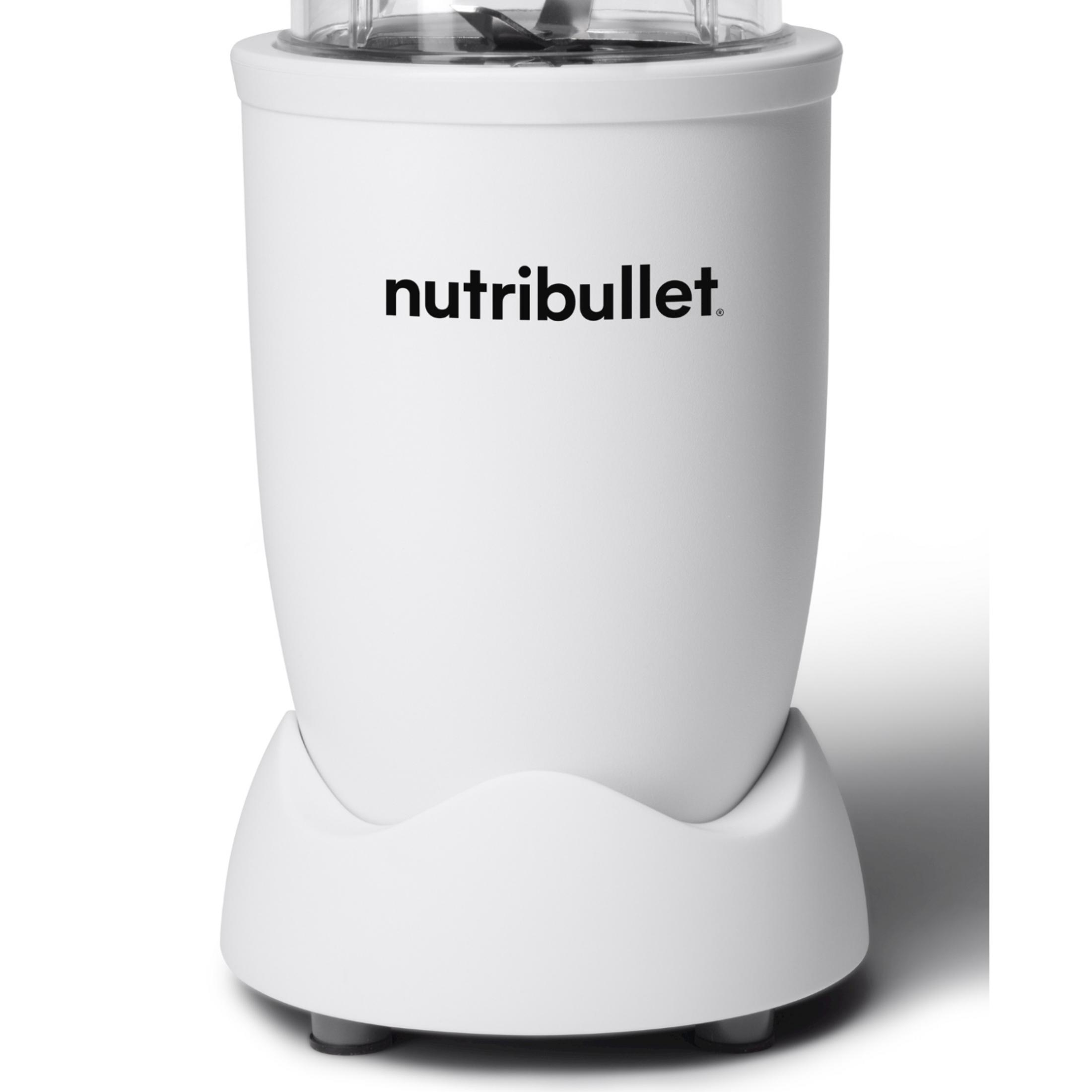 Biały blender Nutribullet z przezroczystą pokrywką i ostrzami.