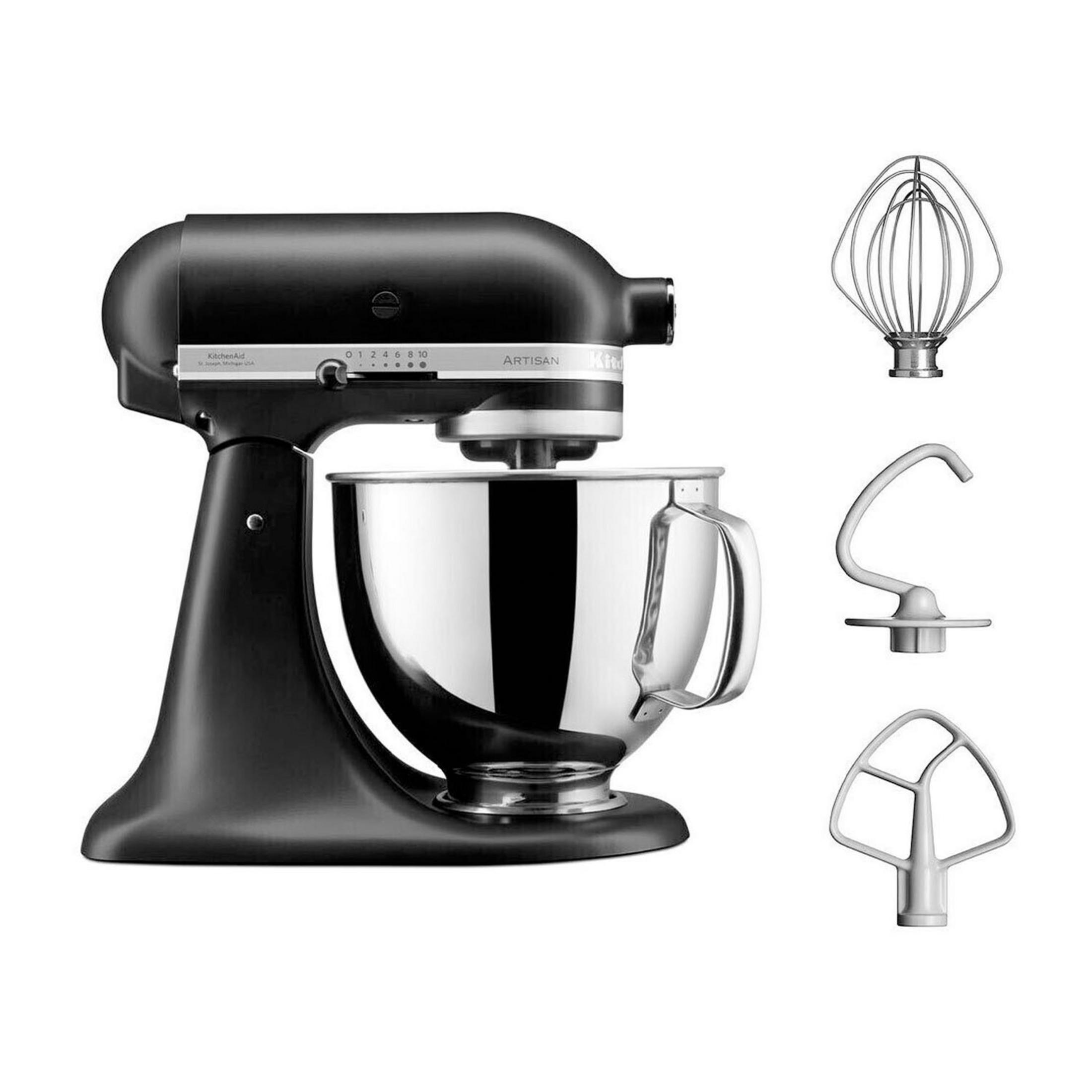 Zwarte KitchenAid Artisan standmixer met zilveren kom en hulpstukken.