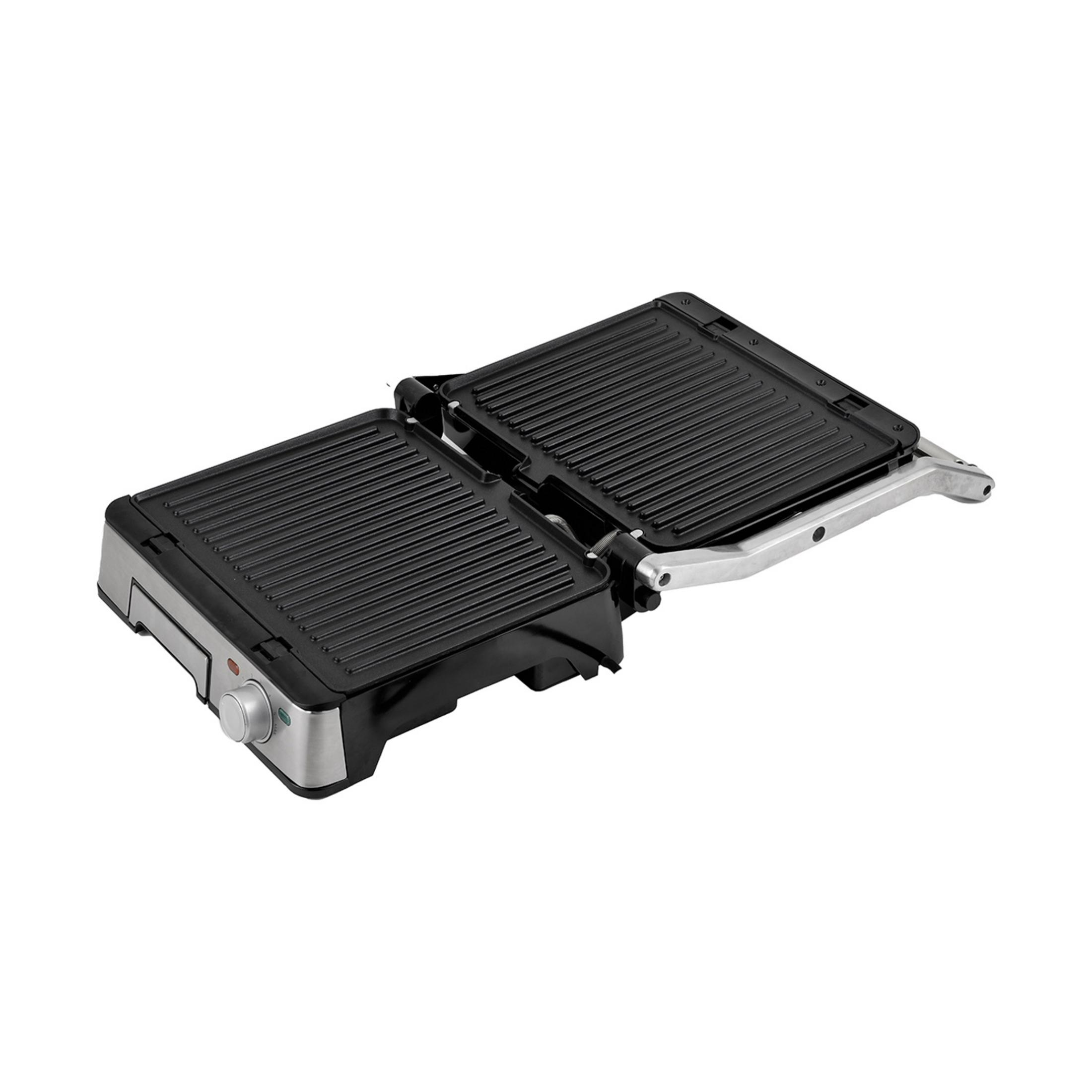 Ein offener Kontaktgrill mit silbernem Gehäuse und schwarzen Grillplatten.