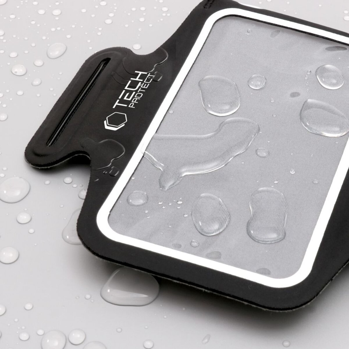 Schwarze Handyhülle mit Wassertropfen und „Tech Protect“ Logo.