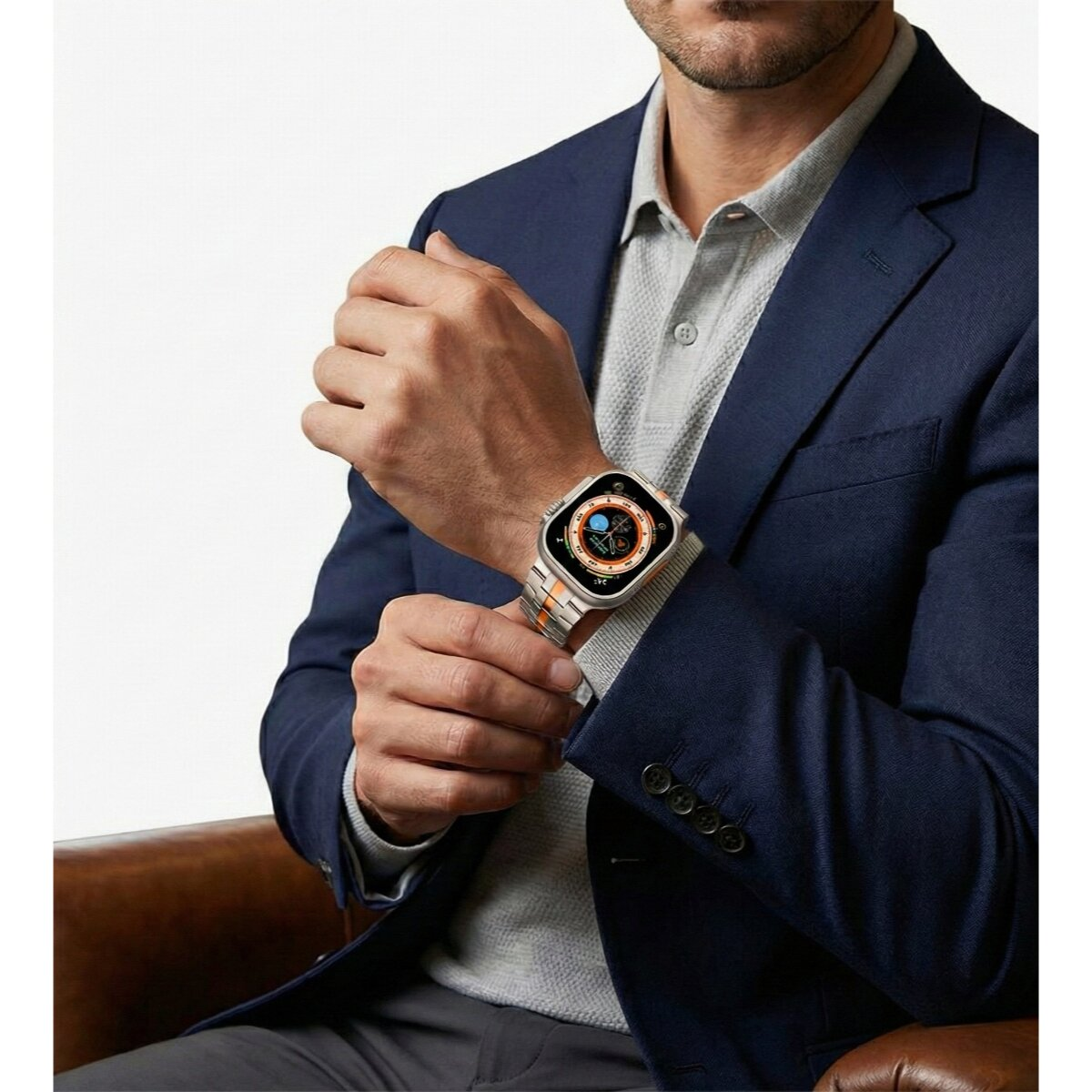 Mann im dunkelblauen Anzug mit Smartwatch am linken Handgelenk.