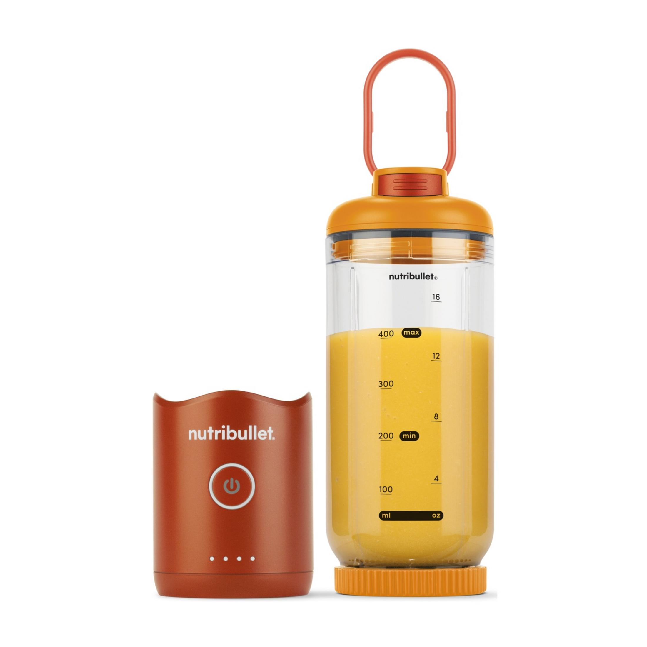 Orange Nutribullet Mixer mit Behälter, gefüllt mit gelbem Saft. Separater Sockel.