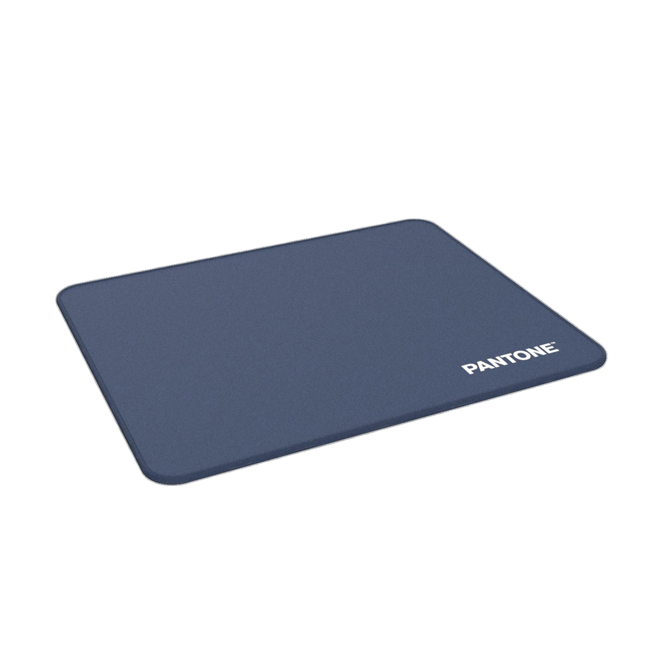 Een blauwe Pantone muismat met afgeronde hoeken op een witte achtergrond.