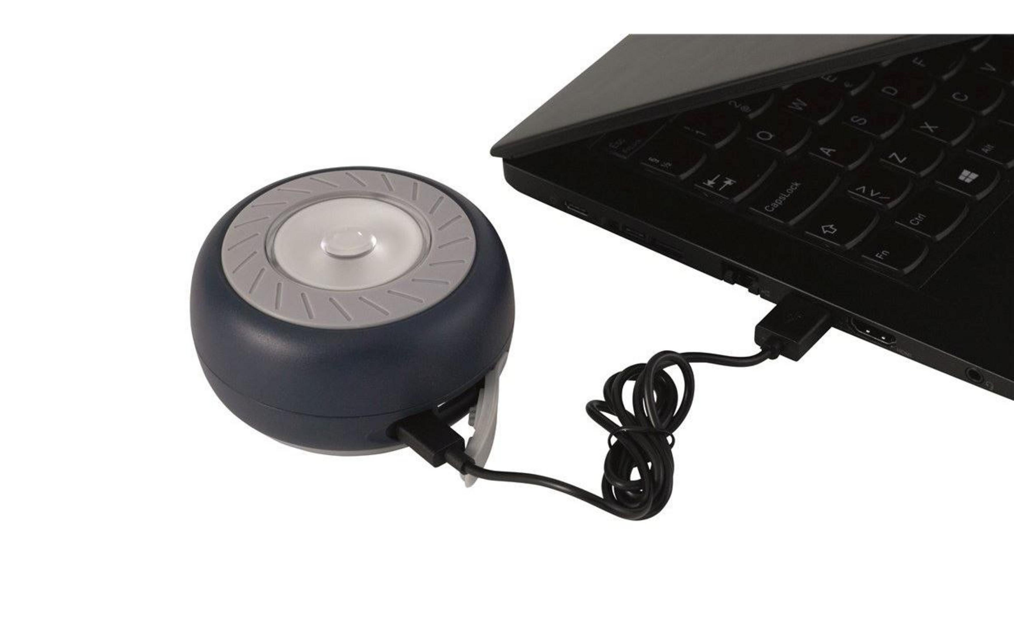 Ein dunkler runder LED-Anhänger ist über ein USB-Kabel mit einem geöffneten Laptop verbunden.