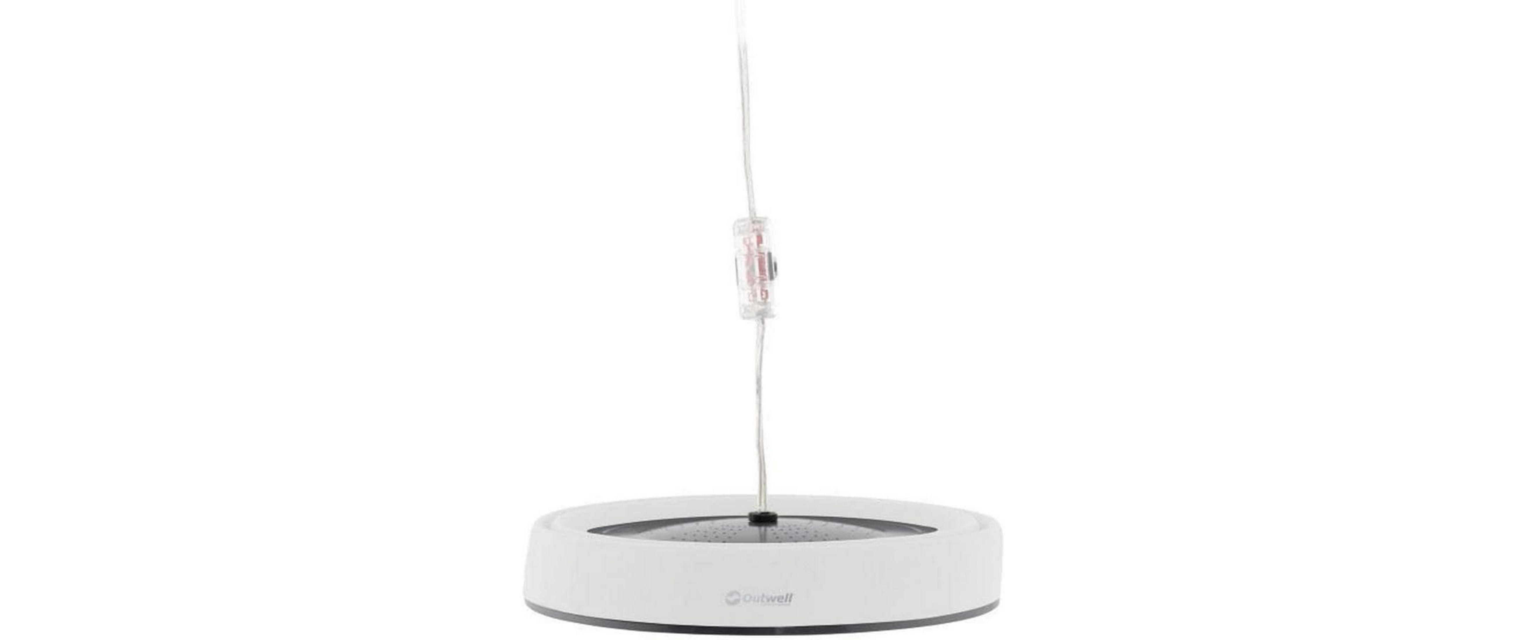 Weiße Lampe mit schwarzem Gitter und transparentem Kabel mit Schalter.