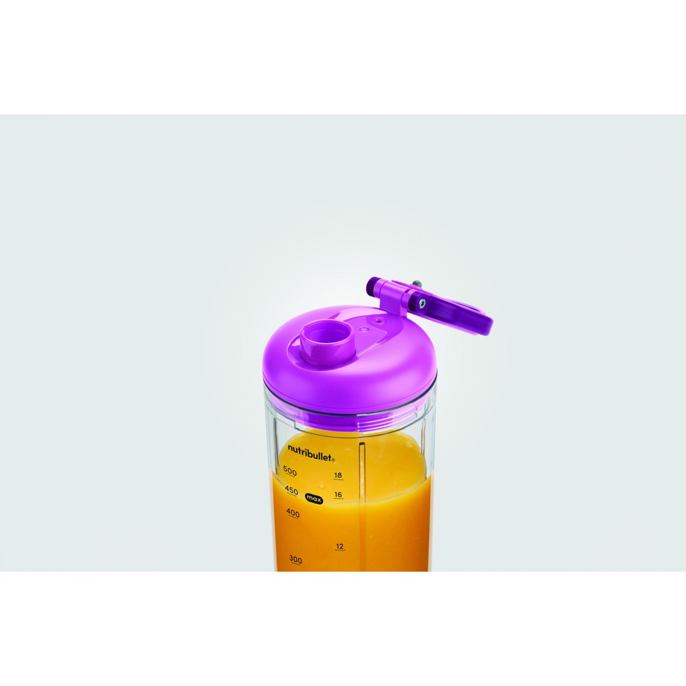 Una tazza NutriBullet viola riempita di succo giallo, con segni di misurazione.