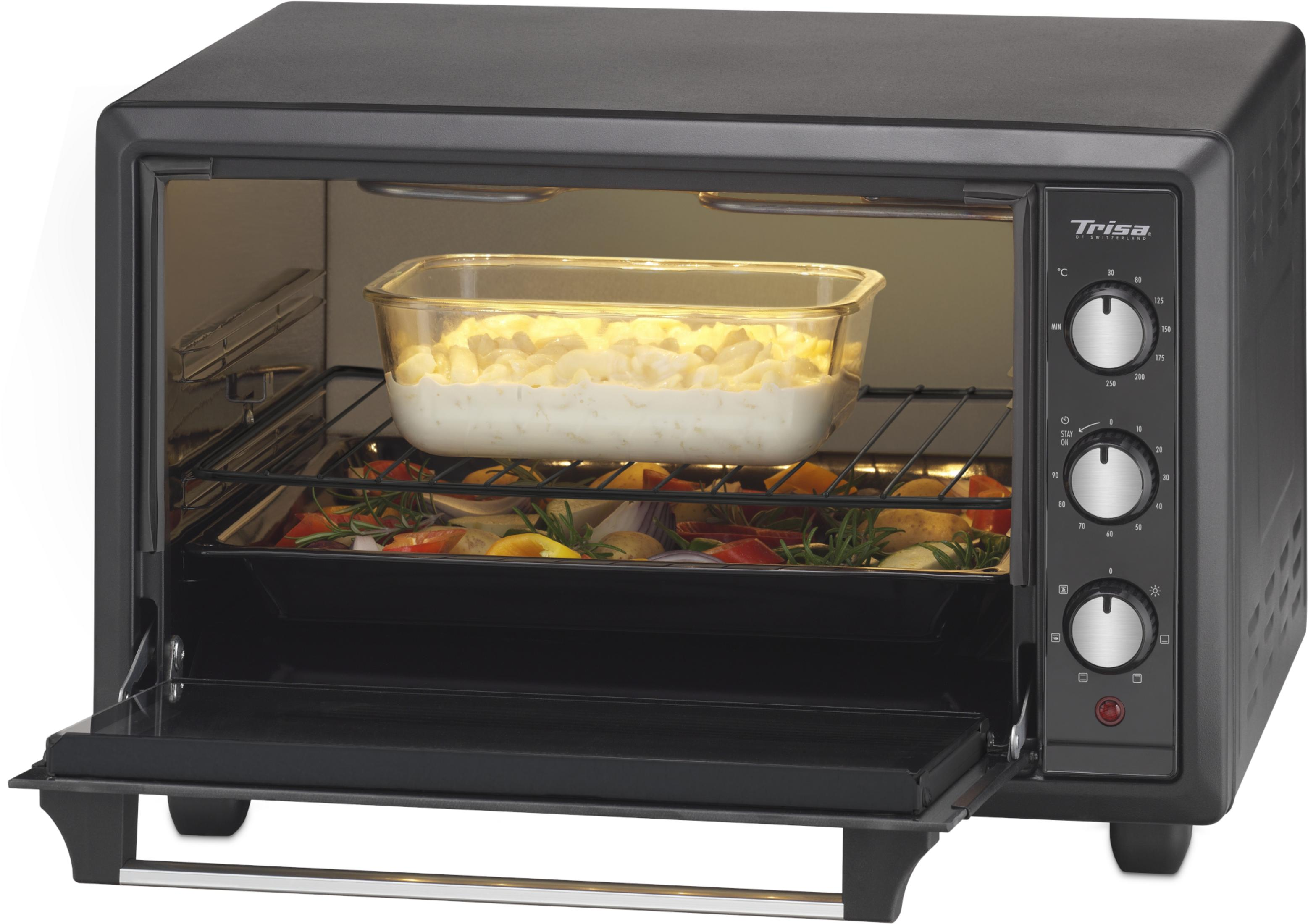 Un four noir ouvert avec un plat en verre et des légumes sur une grille.