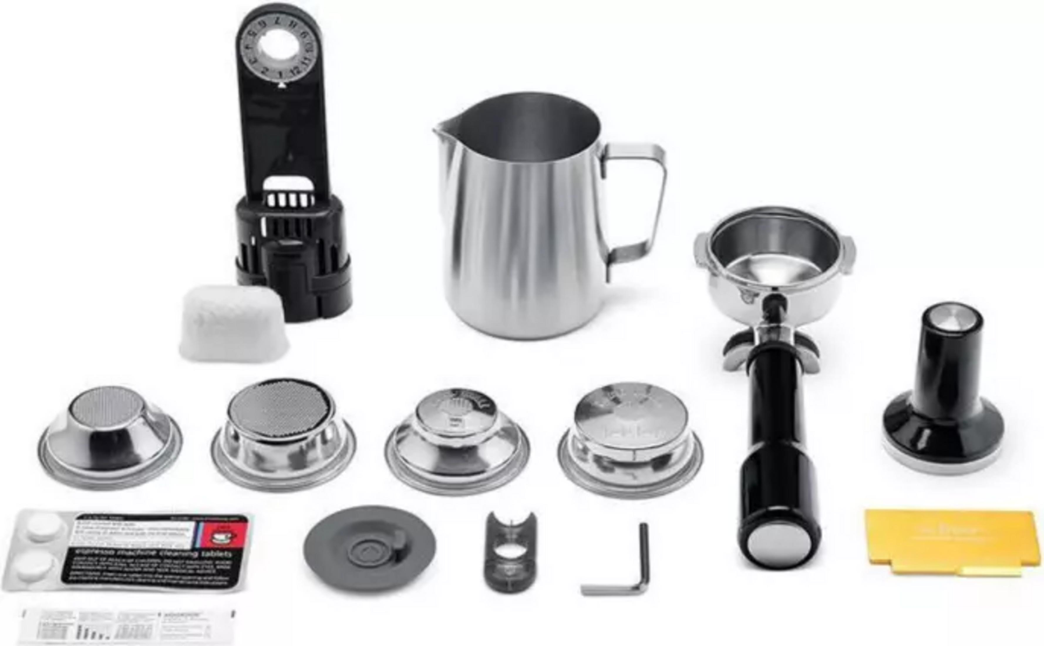 Espressomaschinenzubehör: Kanne, Siebträger, Tamper, Filterkörbe, Reinigungstabletten.