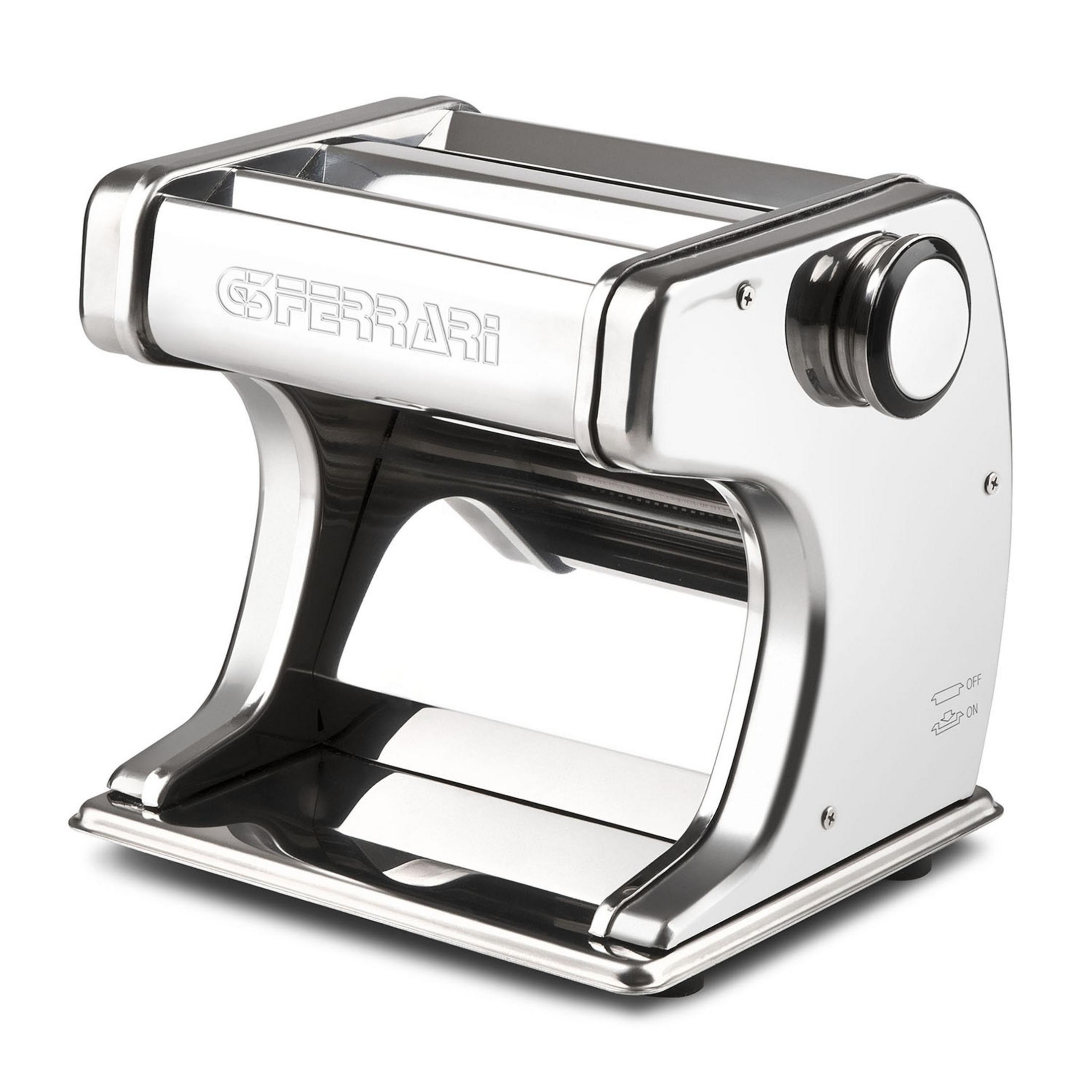 Eine glänzende Edelstahl-Nudelmaschine mit "Ferrari"-Logo und einem Einstellknopf.