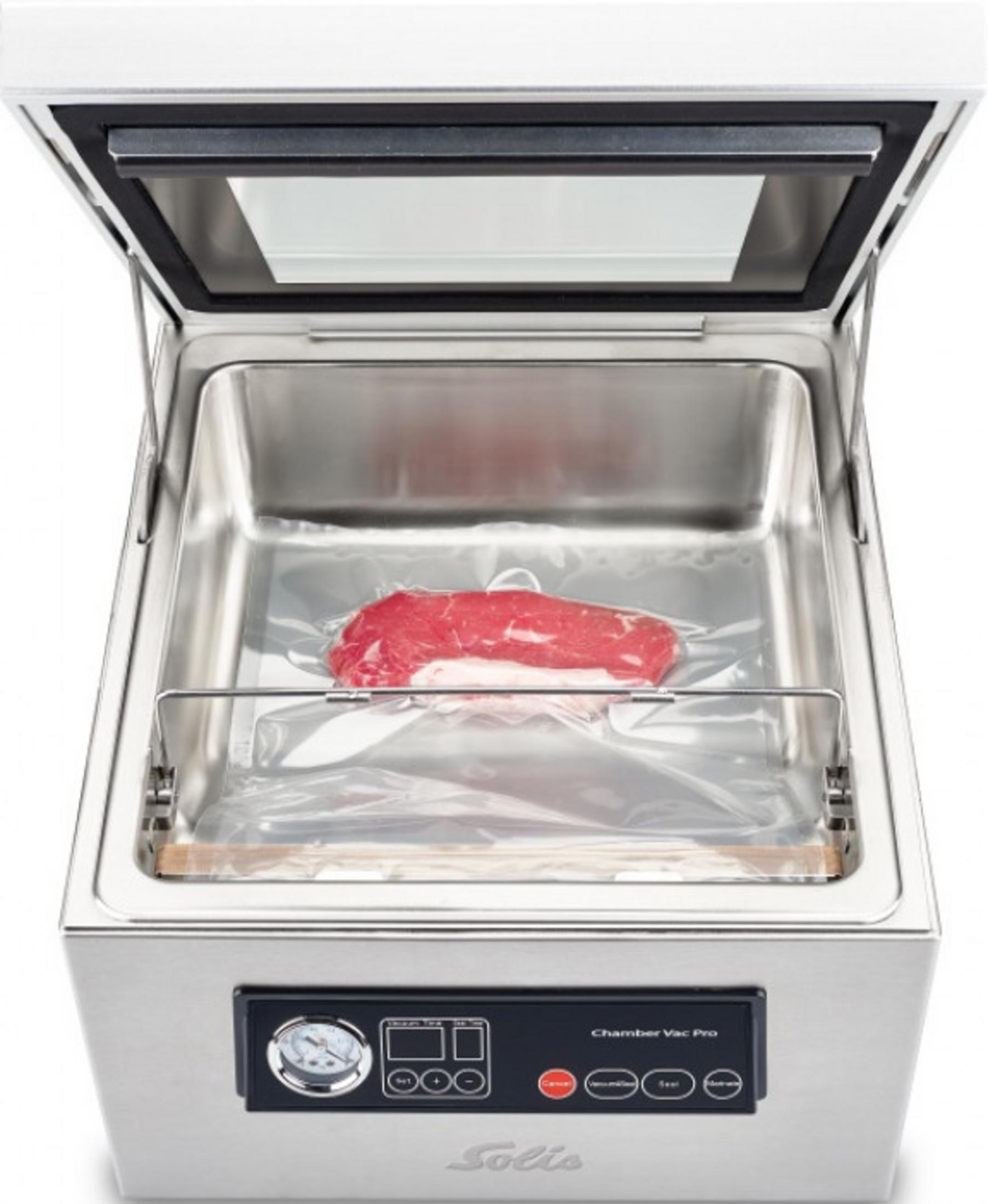 Ein Stück rotes Fleisch ist in einem Vakuumiergerät in Plastik versiegelt.