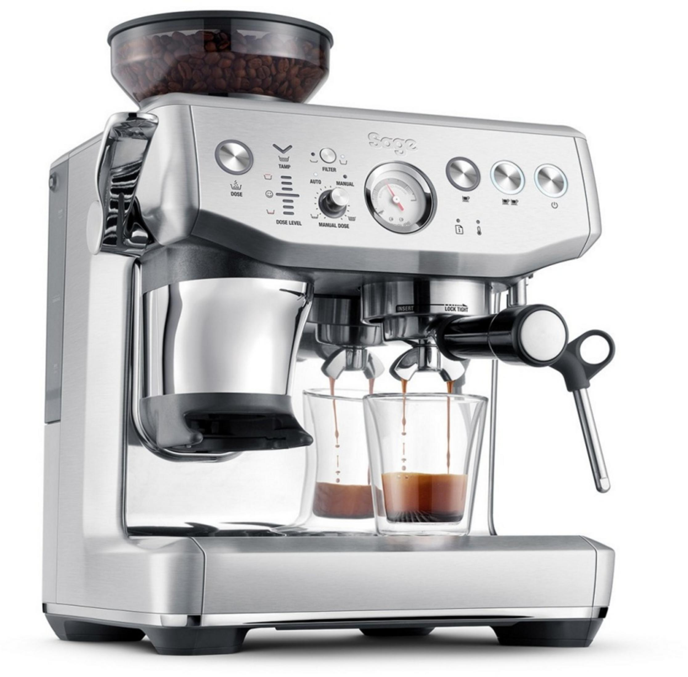 Une machine à expresso argentée avec réservoir à grains prépare du café dans deux verres.