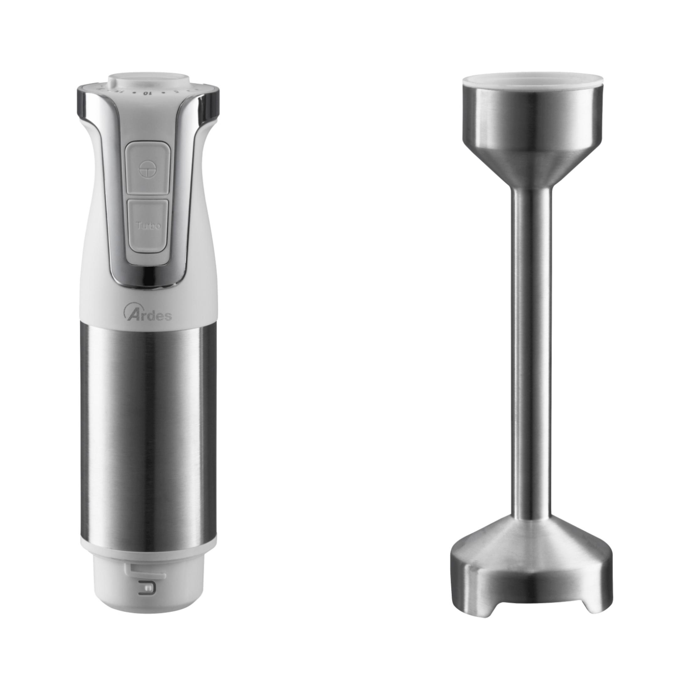 Biały i srebrny blender ręczny oraz metalowa przystawka na białym tle.